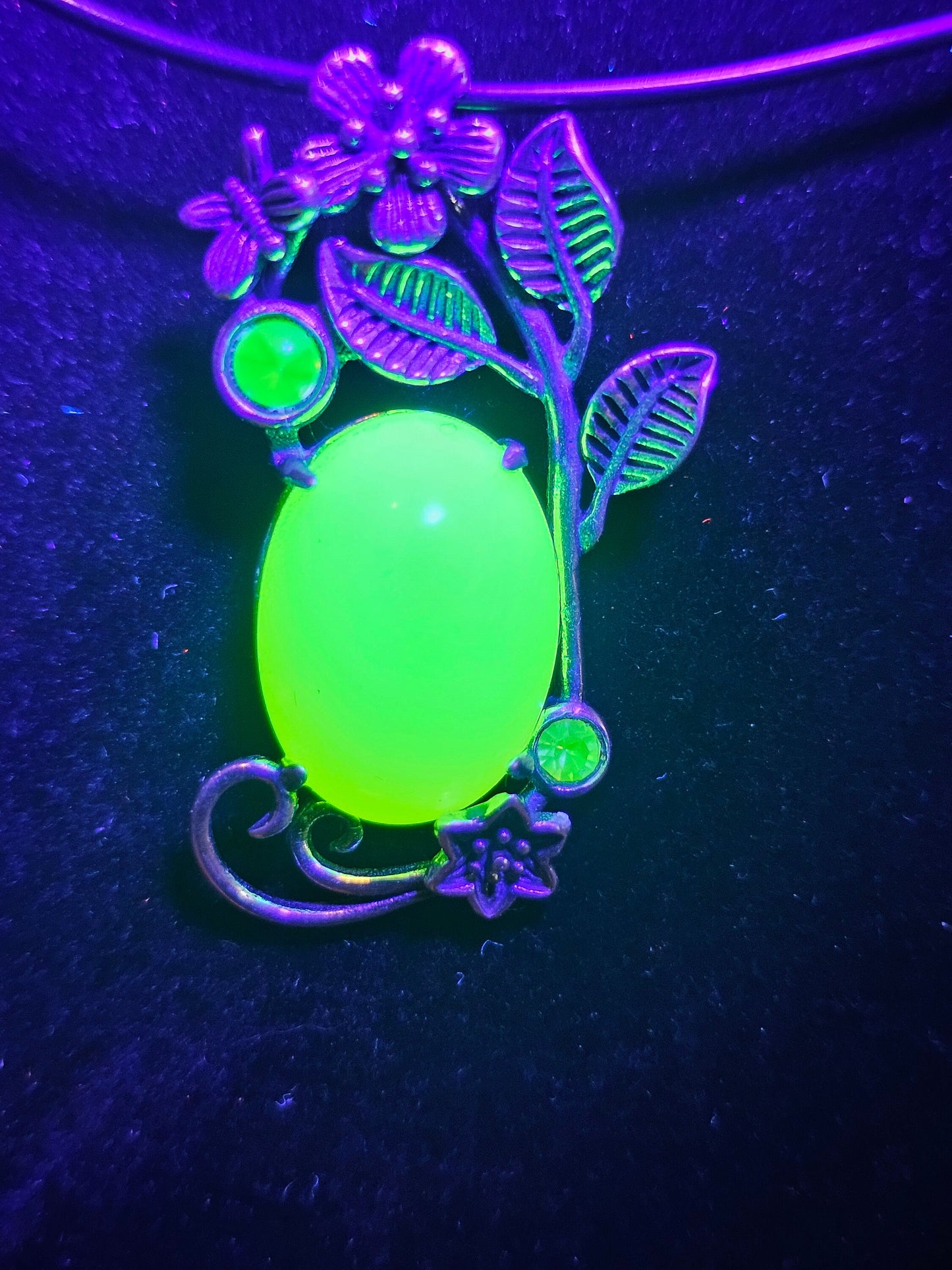 Pendentif en verre d'uranium, magnifique nouveau cadre en argent sterling avec une grande pierre de verre d'uranium vintage 18x13 qui brille sous la lumière noire / UV