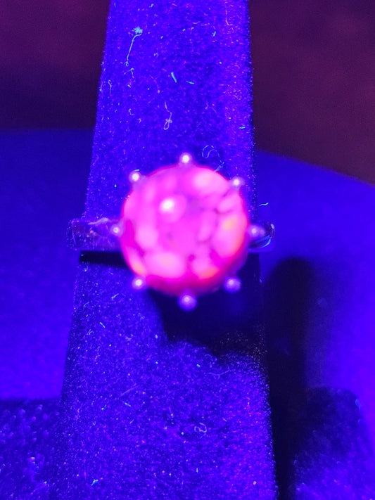 Bague en verre de cadmium « Lava » de taille 5,5, en argent sterling neuf avec pierres de verre de cadmium rondes vintage de 11 mm qui brillent sous la lumière noire/UV