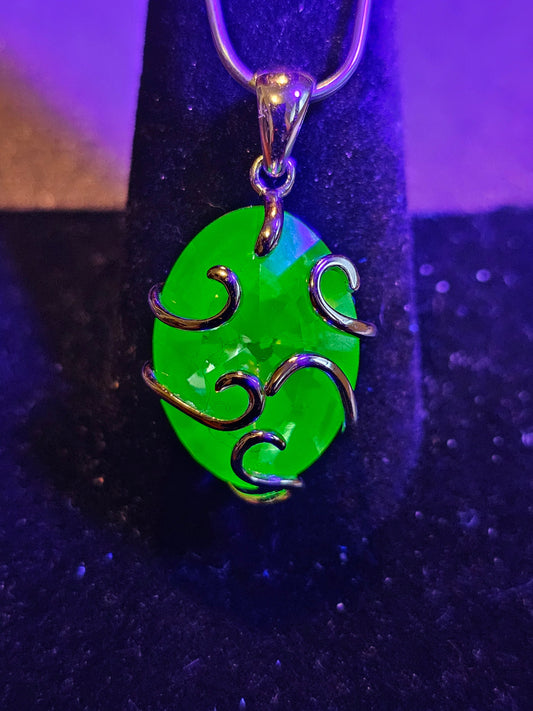 Pendentif en verre d'uranium en argent sterling neuf avec une pierre de verre d'uranium taille ovale vintage de 18 x 13 mm qui brille sous la lumière noire / UV