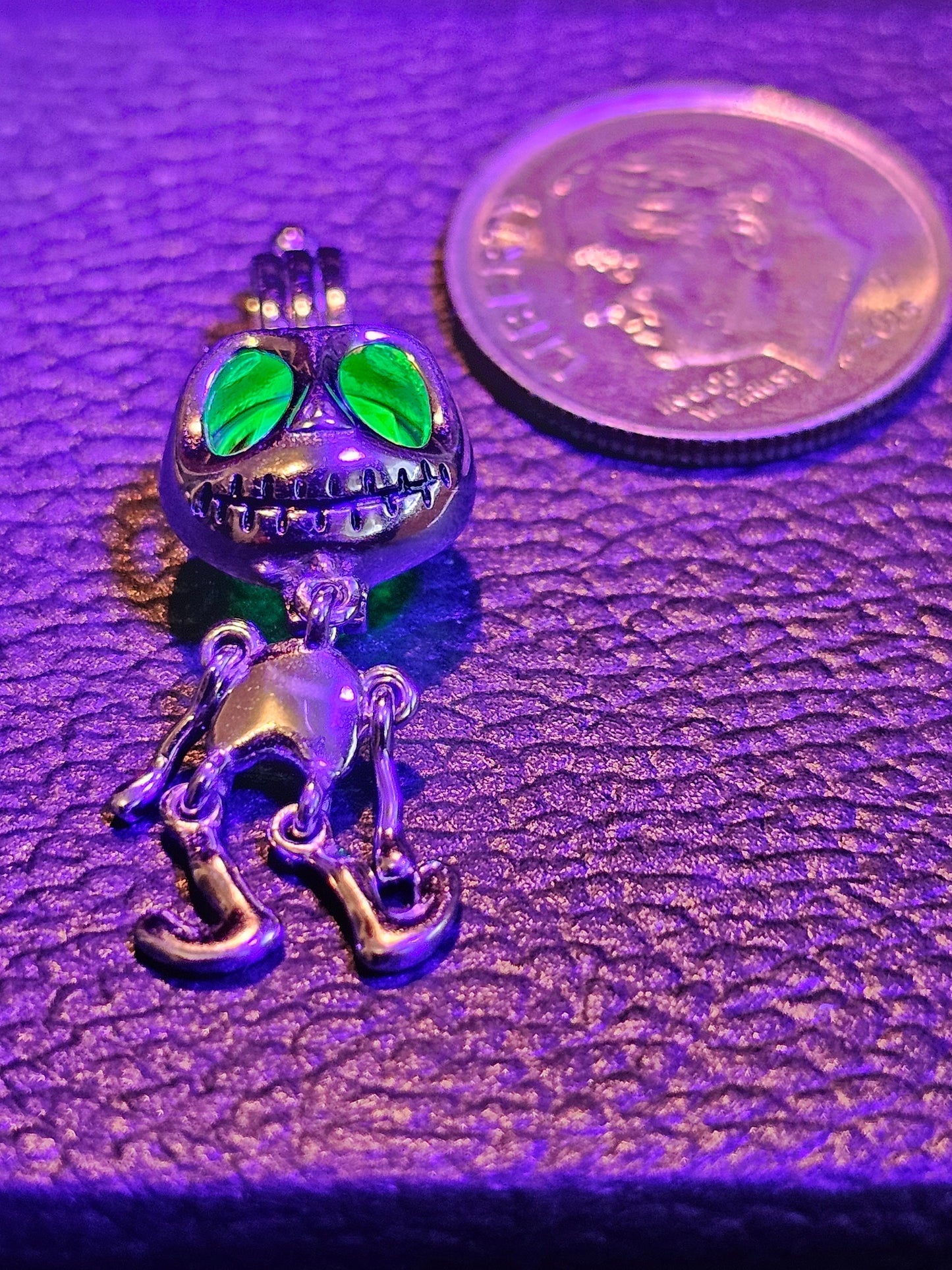 Pendentif en verre d'uranium, nouveau pendentif en argent sterling avec une perle de verre d'uranium de taille ronde vintage qui brille sous la lumière noire / UV