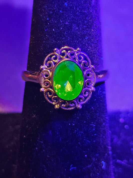 Bague en verre d'uranium taille ovale style filigrane taille 7, argent sterling neuf avec une pierre de verre d'uranium vintage qui brille sous la lumière noire / UV