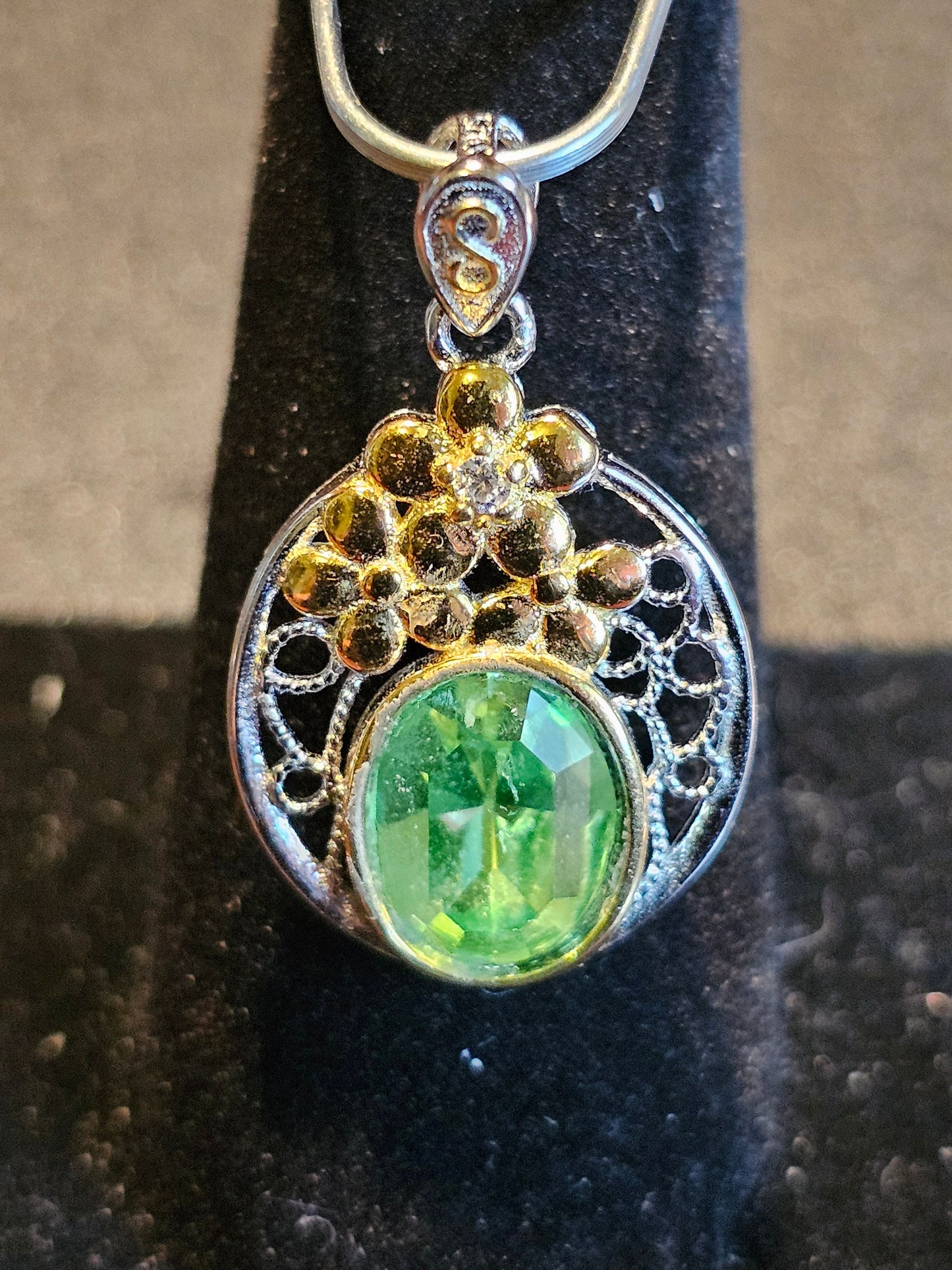 Pendentif en verre d'uranium en argent sterling neuf avec une pierre de verre d'uranium taille ovale vintage de 10 x 8 mm qui brille sous la lumière noire / UV