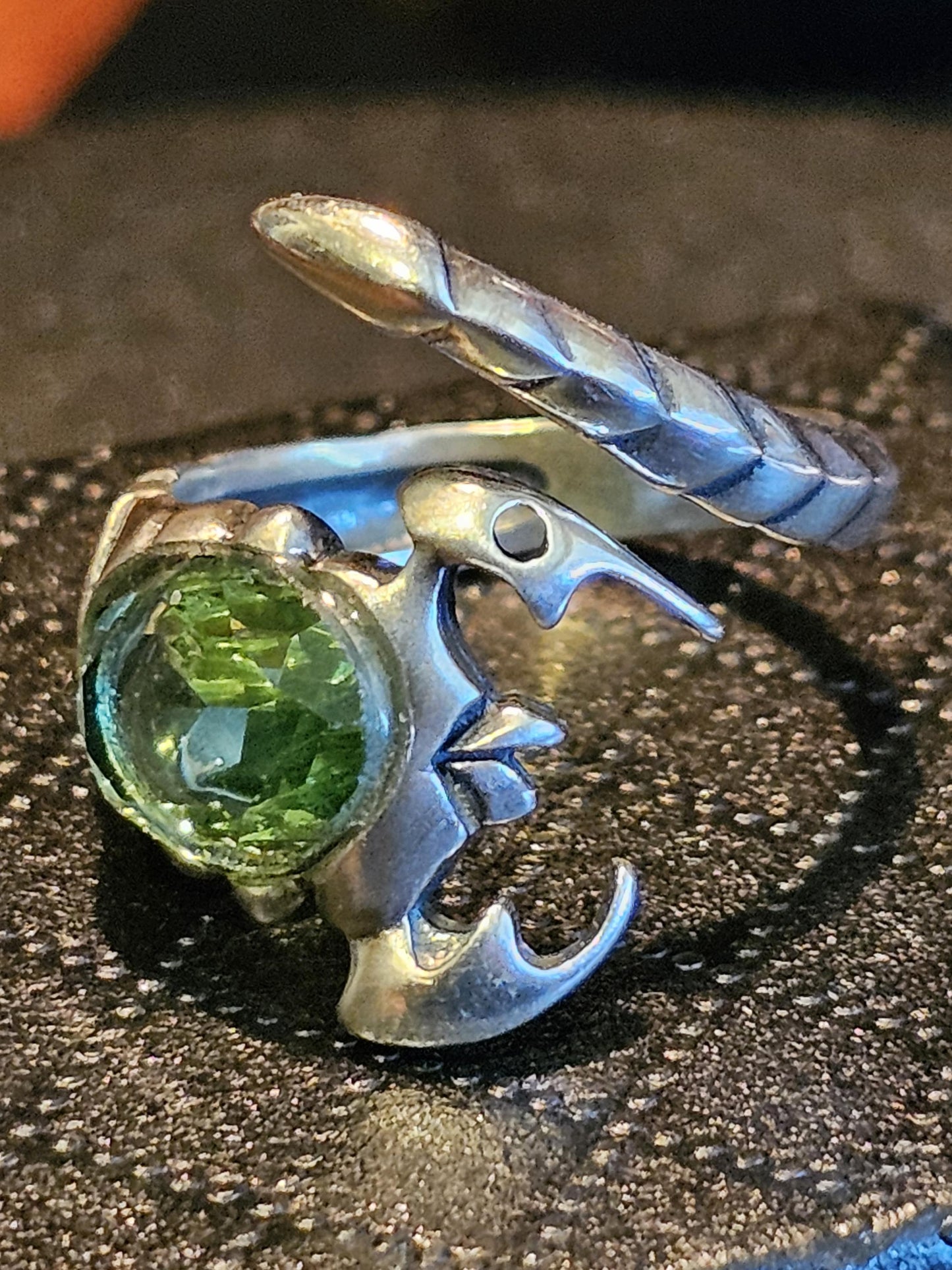 Uranglas-Skorpionring, verstellbar, aus neuem Sterlingsilber mit einem oval geschliffenen Uranglasstein im Vintage-Stil, der unter Schwarzlicht/UV-Licht leuchtet