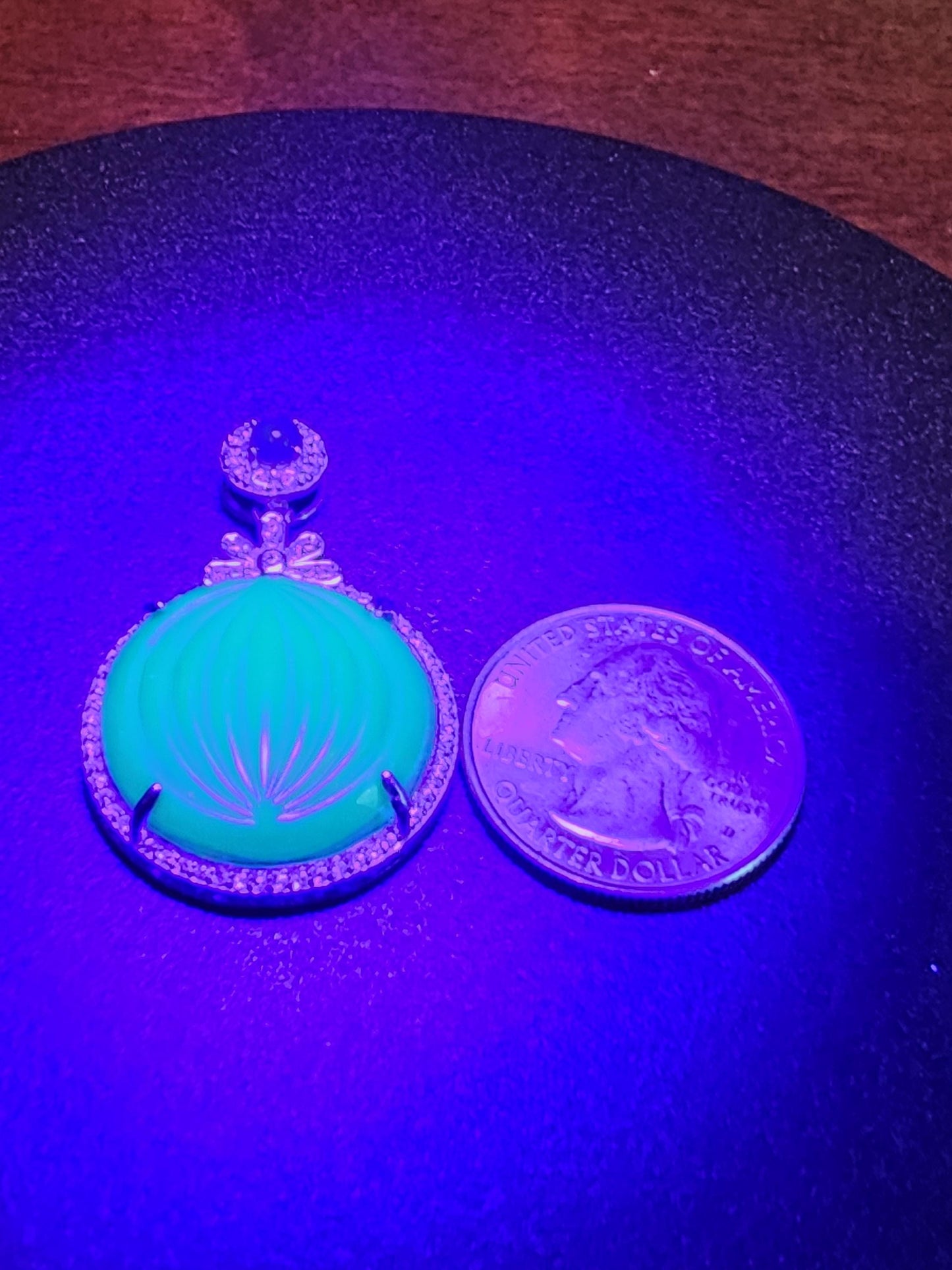 Pendentif en verre d'uranium, nouveau cadre en argent sterling avec un énorme rond en verre d'uranium Art déco vintage de 22 mm qui brille sous la lumière noire / UV