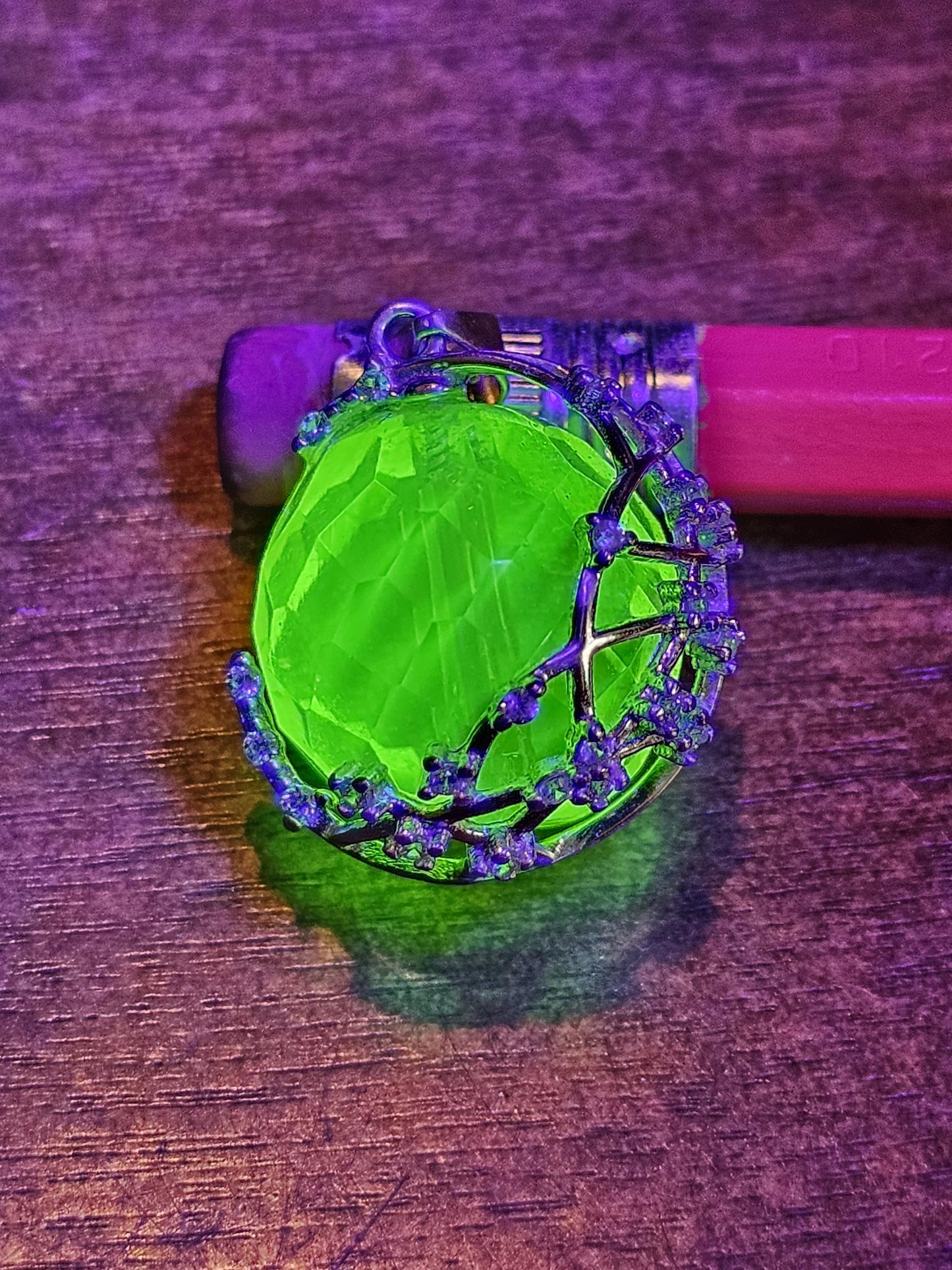 Pendentif en verre d'uranium en argent sterling neuf avec une énorme perle ronde en verre d'uranium tchécoslovaque de 16 mm qui brille sous la lumière noire / UV