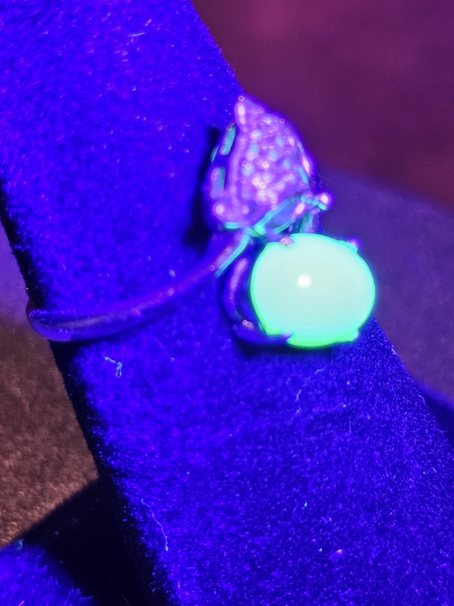 Bague renard en verre d'uranium Taille réglable en argent sterling neuf avec une pierre de verre d'uranium de taille ovale vintage qui brille sous la lumière noire / UV