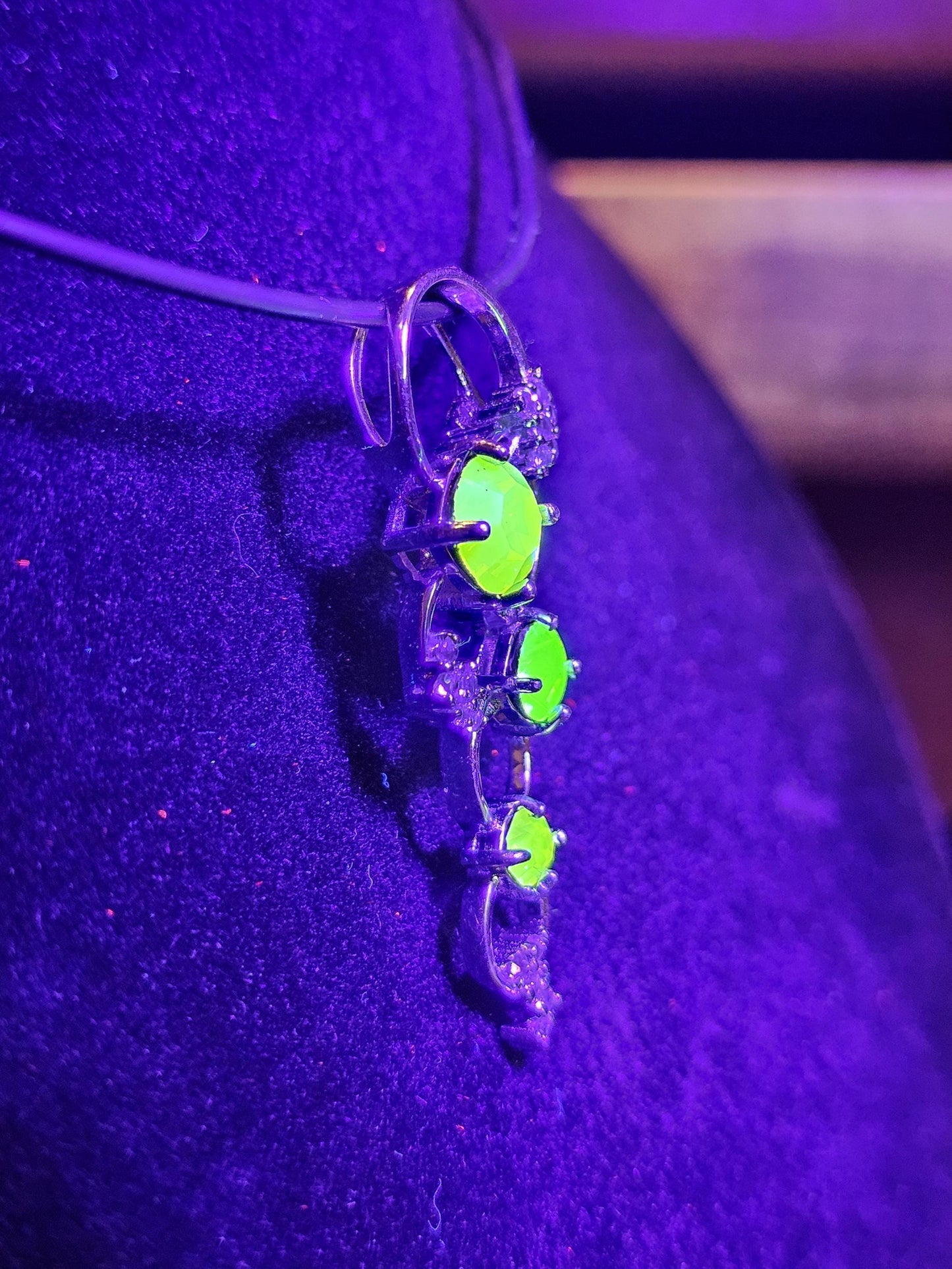 Pendentif en verre d'uranium dans un nouveau design de cercle en argent sterling avec plusieurs pierres de verre d'uranium vintage qui brillent sous la lumière noire / UV