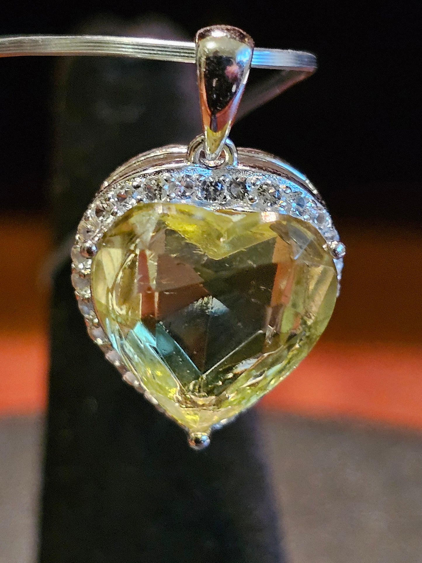Pendentif en verre d'uranium dans un nouveau cadre en argent sterling avec une pierre de verre d'uranium vintage de 14 mm taillée en cœur qui brille sous la lumière noire / UV