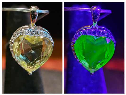 Pendentif en verre d'uranium dans un nouveau cadre en argent sterling avec une pierre de verre d'uranium vintage de 14 mm taillée en cœur qui brille sous la lumière noire / UV