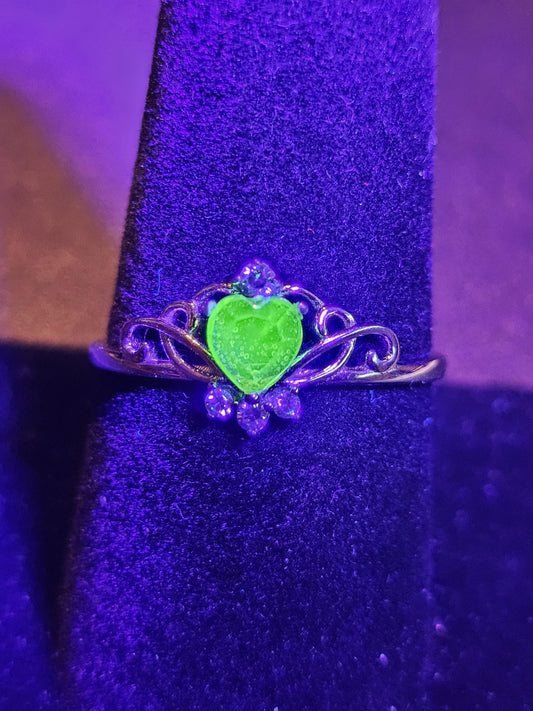 Bague en verre d'uranium taillée en cœur, taille 6 à 10, en argent sterling neuf, avec une pierre en verre d'uranium vintage de 5 mm qui brille sous la lumière UV noire
