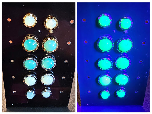 Boucles d'oreilles en verre d'uranium en argent sterling ou plaqué or avec des pierres de verre d'uranium rondes vintage de 7 ou 5 mm qui brillent sous la lumière noire/UV