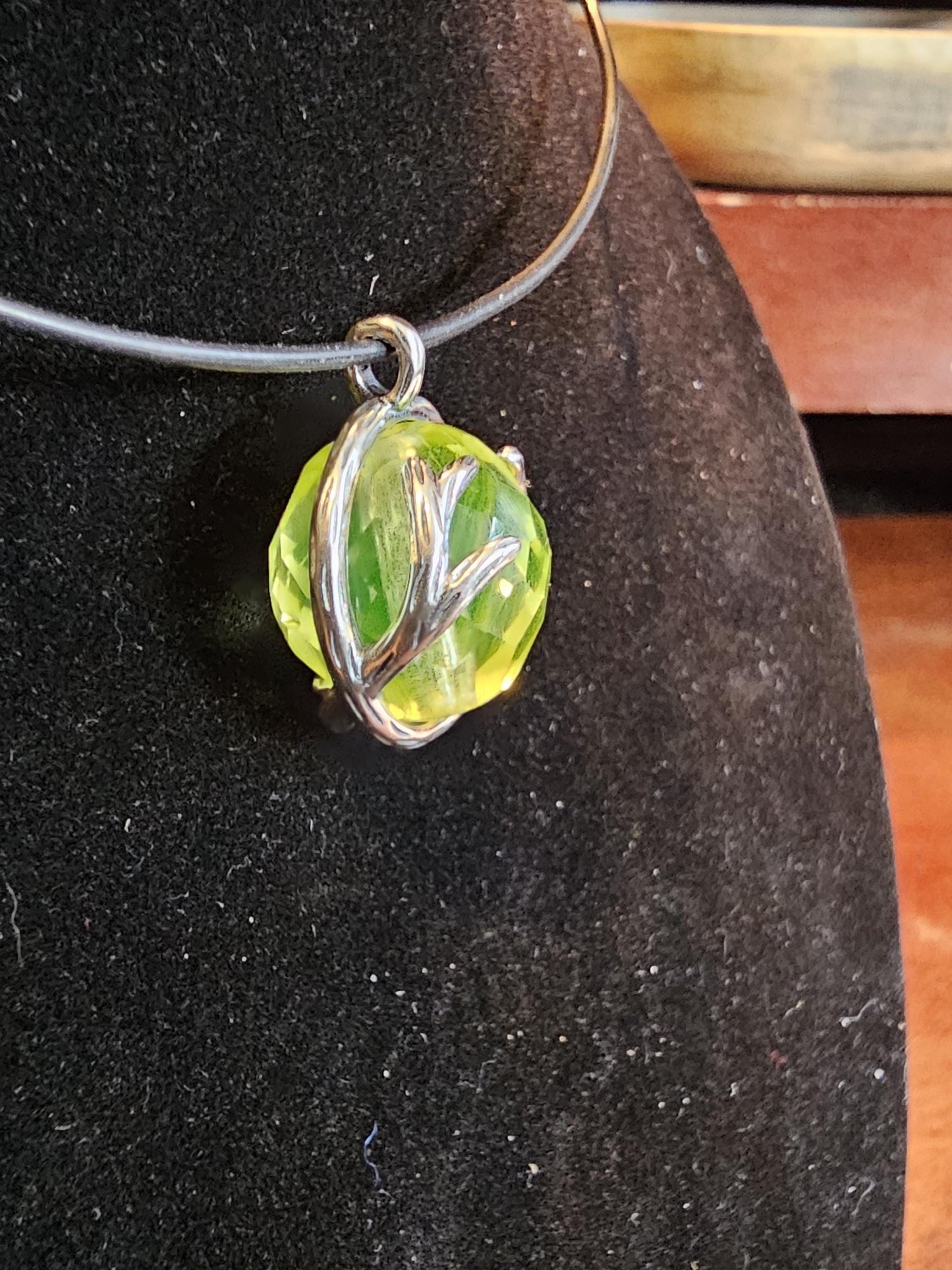 Pendentifs en verre d'uranium en argent sterling neuf avec des perles rondes en verre d'uranium vintage de 14 ou 16 mm qui brillent sous la lumière noire / UV