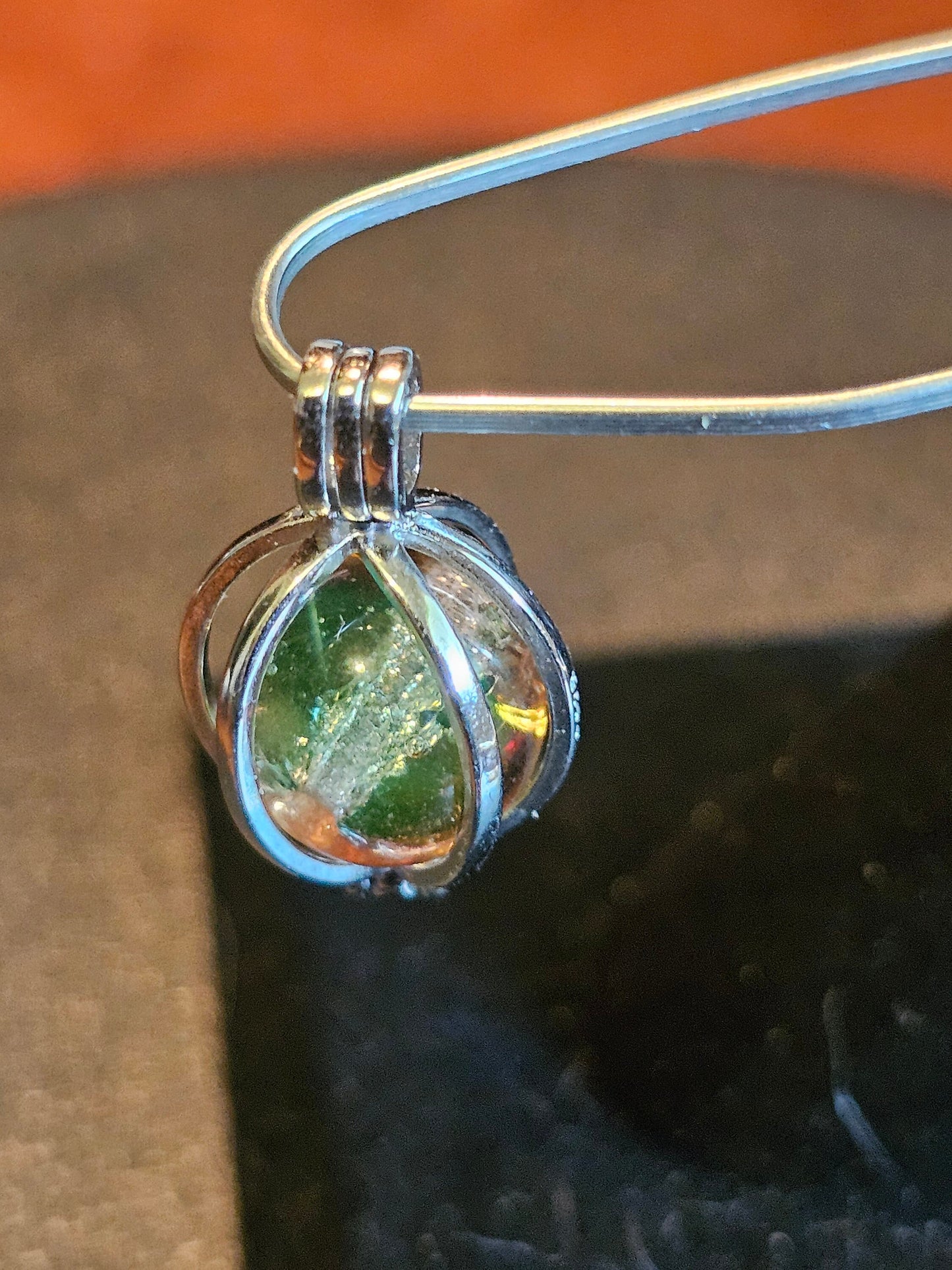 Pendentif en verre d'uranium en argent sterling neuf avec une perle vintage de 10 mm en verre d'uranium qui brille sous la lumière noire / UV
