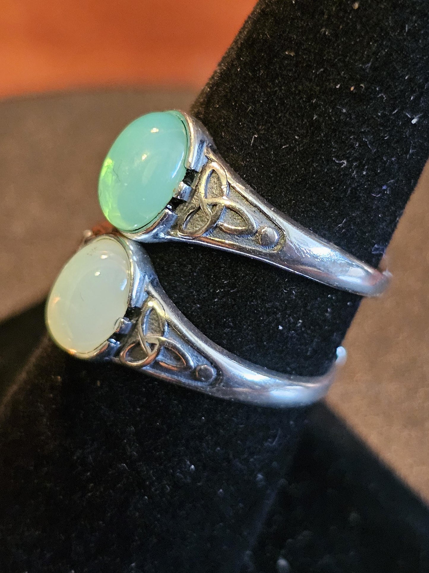 Bague réglable en verre d'uranium en argent sterling avec dessus lisse vintage. La pierre ovale en verre d'uranium vert ou blanc brille sous la lumière noire / UV