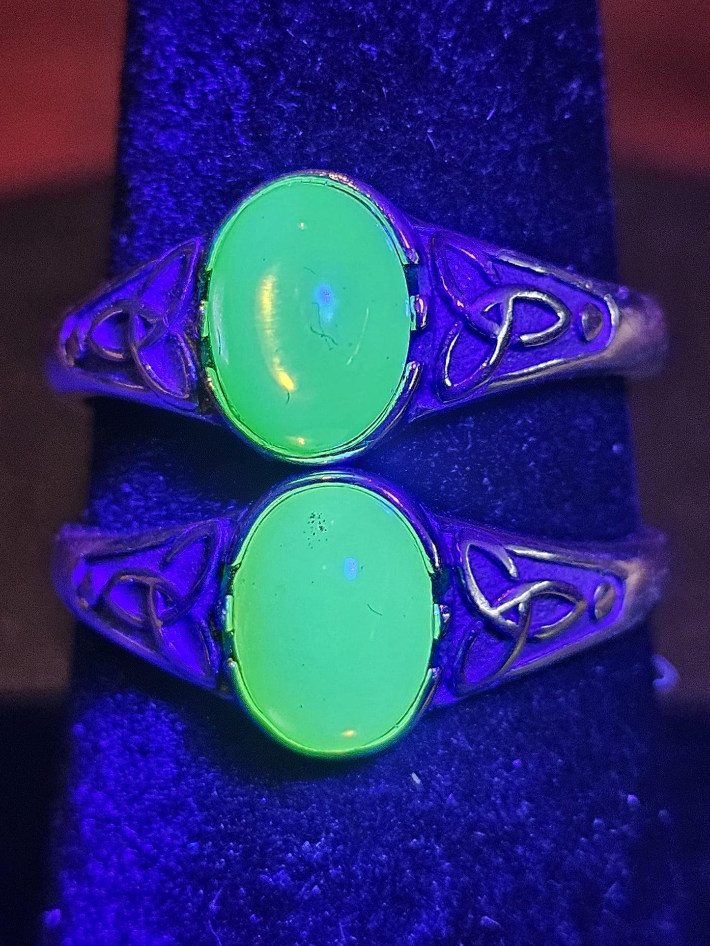 Bague réglable en verre d'uranium en argent sterling avec dessus lisse vintage. La pierre ovale en verre d'uranium vert ou blanc brille sous la lumière noire / UV