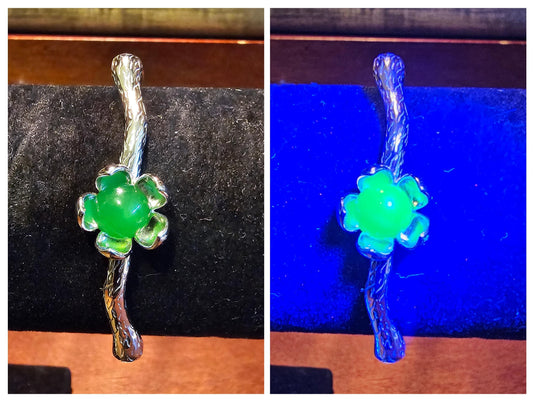 Bracelet en verre d'uranium neuf en argent sterling avec une pierre ronde en verre d'uranium vert foncé vintage qui brille sous la lumière noire / UV