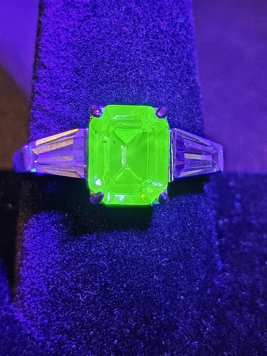 Bague en verre d'uranium taille émeraude taille 7 et 10,5 en argent sterling neuf avec des pierres en verre d'uranium vintage qui brillent sous la lumière noire / UV.