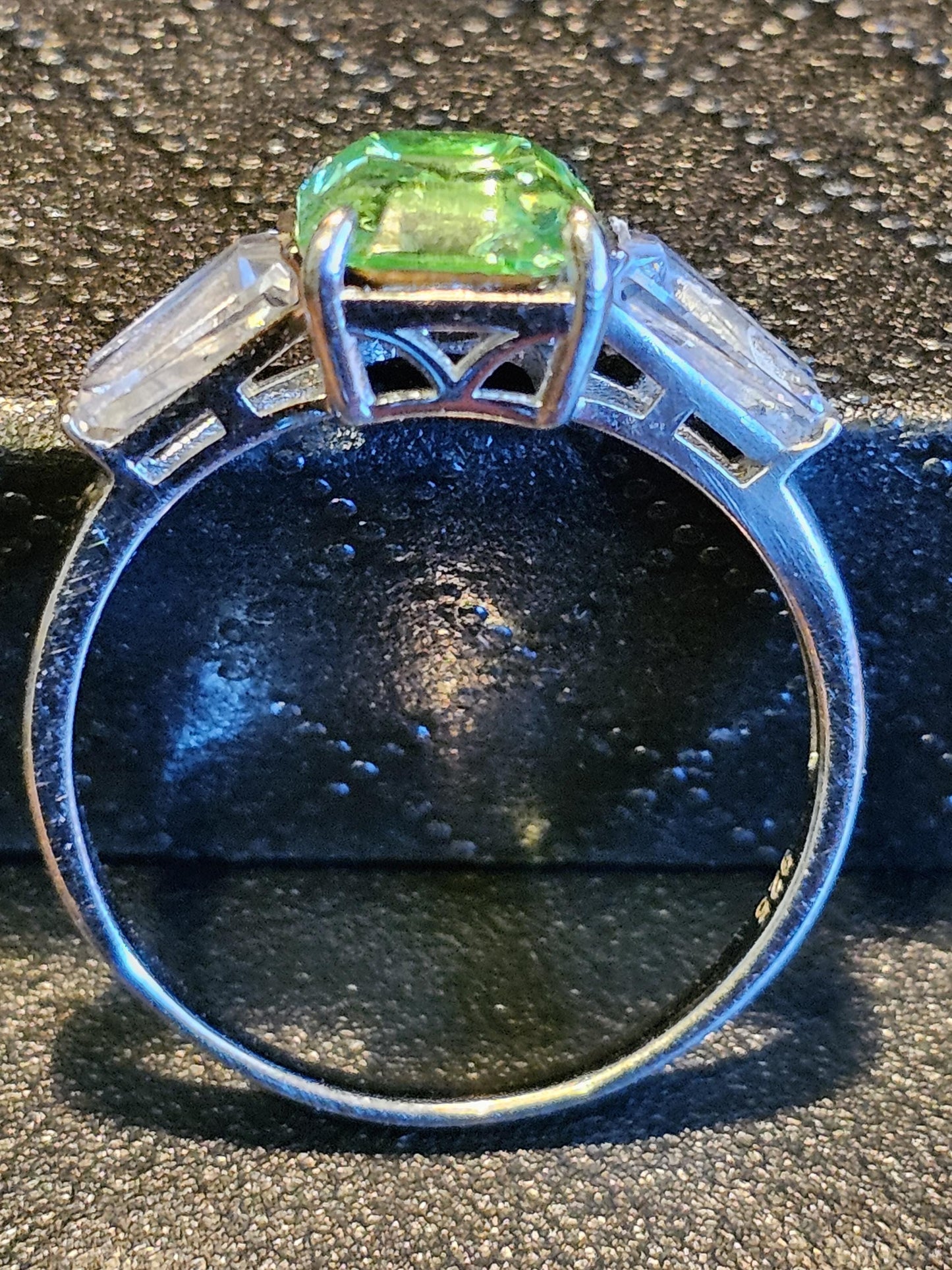 Ring aus Uranglas im Smaragdschliff, Größe 7 und 10,5, neues Sterlingsilber mit Vintage-Uranglassteinen, die unter Schwarzlicht/UV-Licht leuchten.