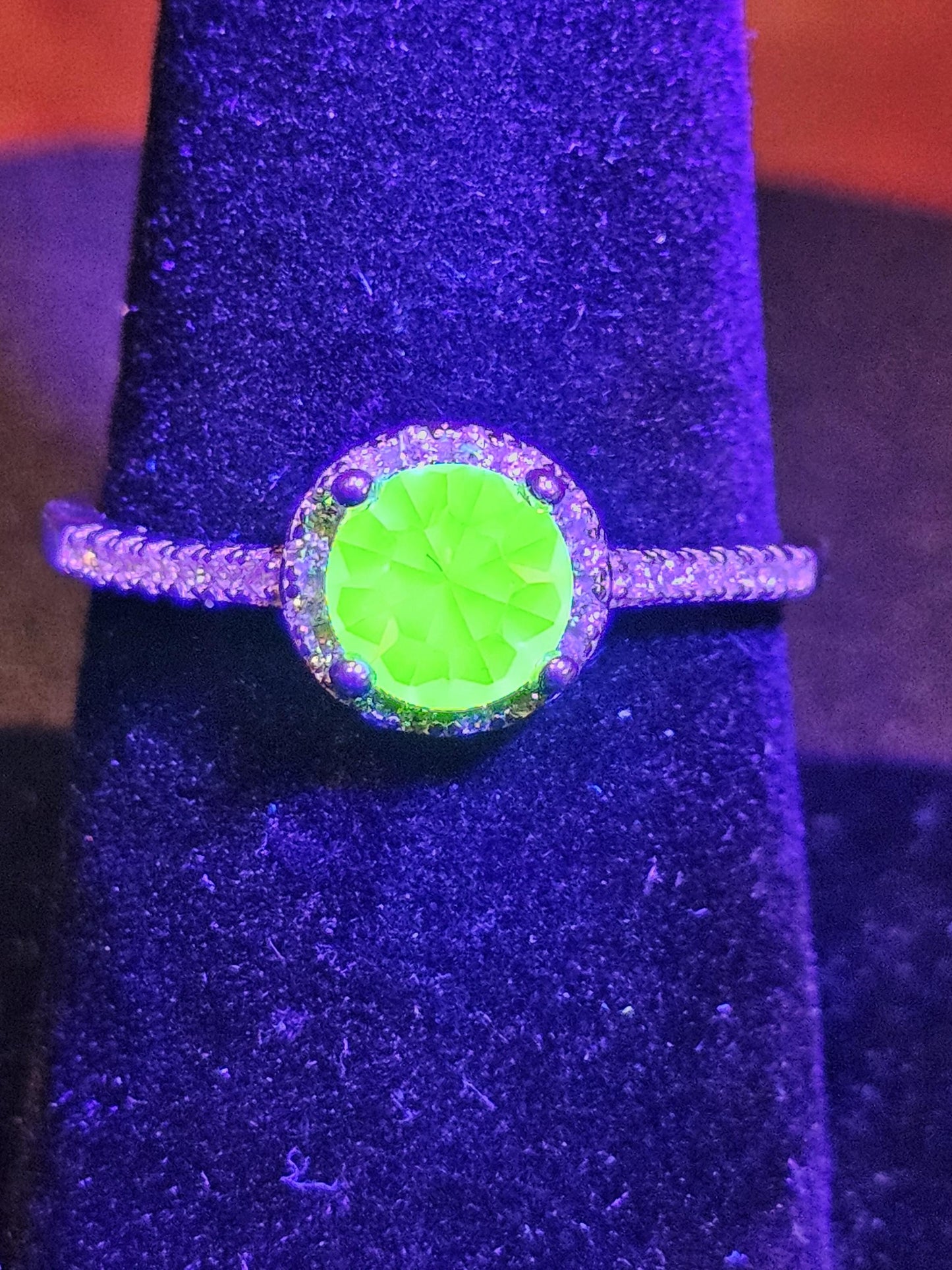 Bague en verre d'uranium taille ronde taille 5 à 10 LIRE LA DESCRIPTION nouvelle pierre de verre d'uranium vintage en argent sterling qui brille sous la lumière noire / UV
