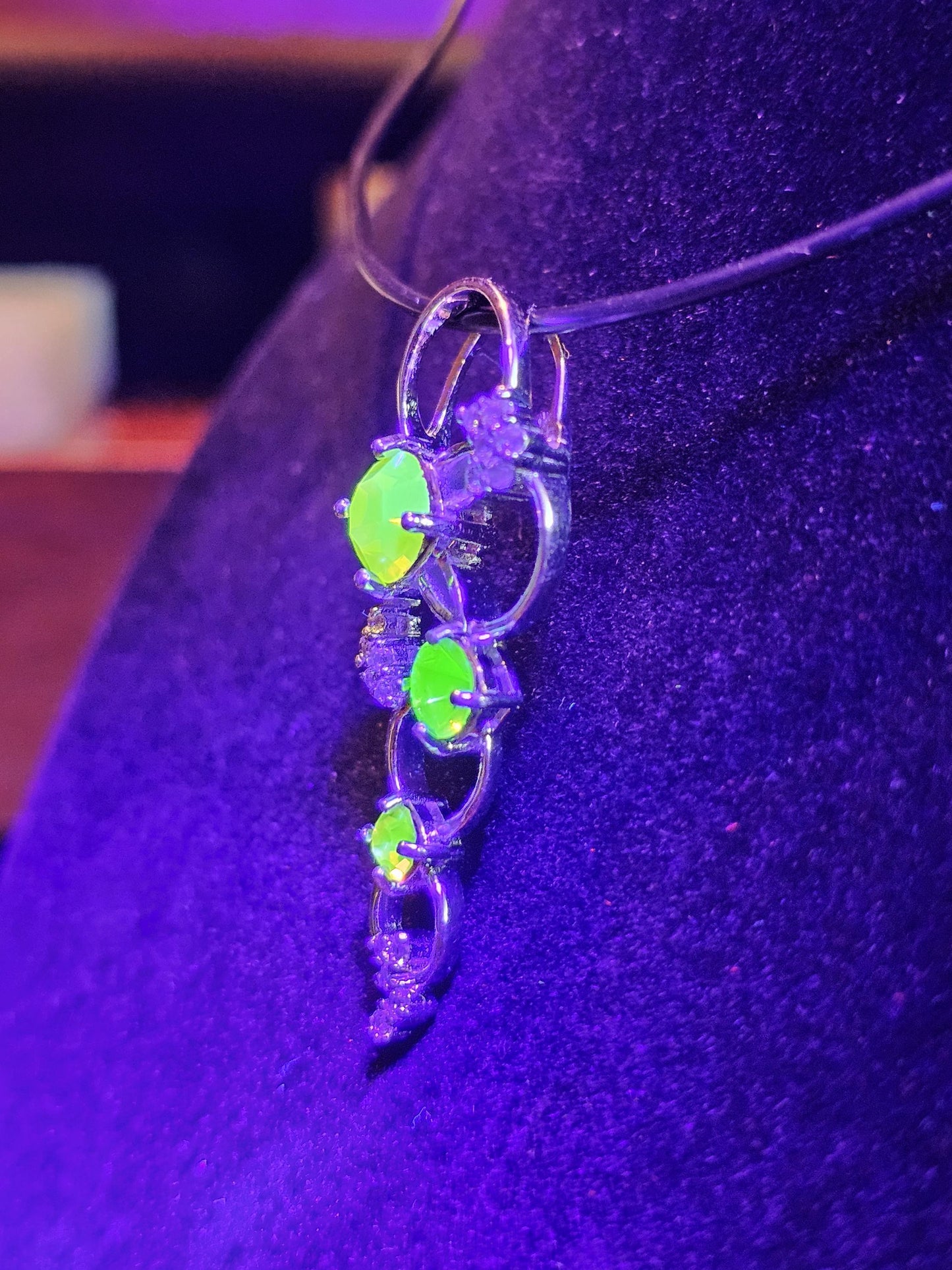 Pendentif en verre d'uranium dans un nouveau design de cercle en argent sterling avec plusieurs pierres de verre d'uranium vintage qui brillent sous la lumière noire / UV
