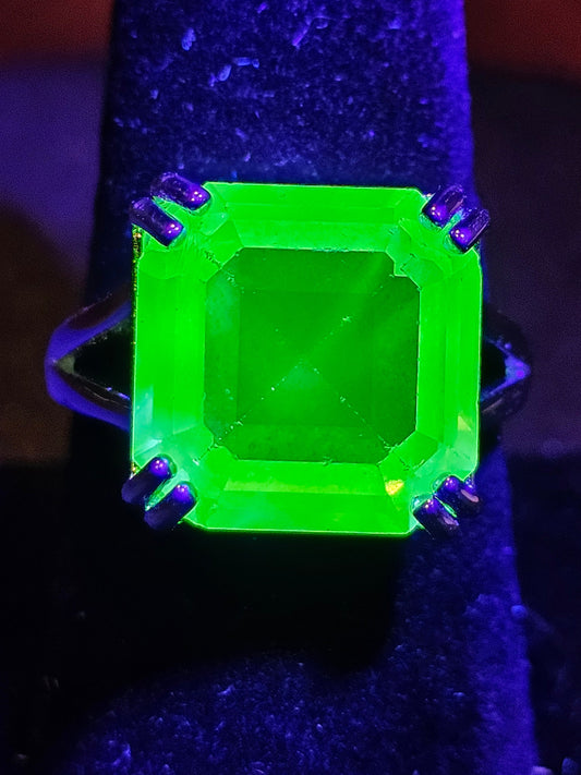 Bague en verre d'uranium taille princesse taille 6,5, 7 ou 7,5 nouvelle pierre de verre d'uranium vintage en argent sterling qui brille sous la lumière noire / UV