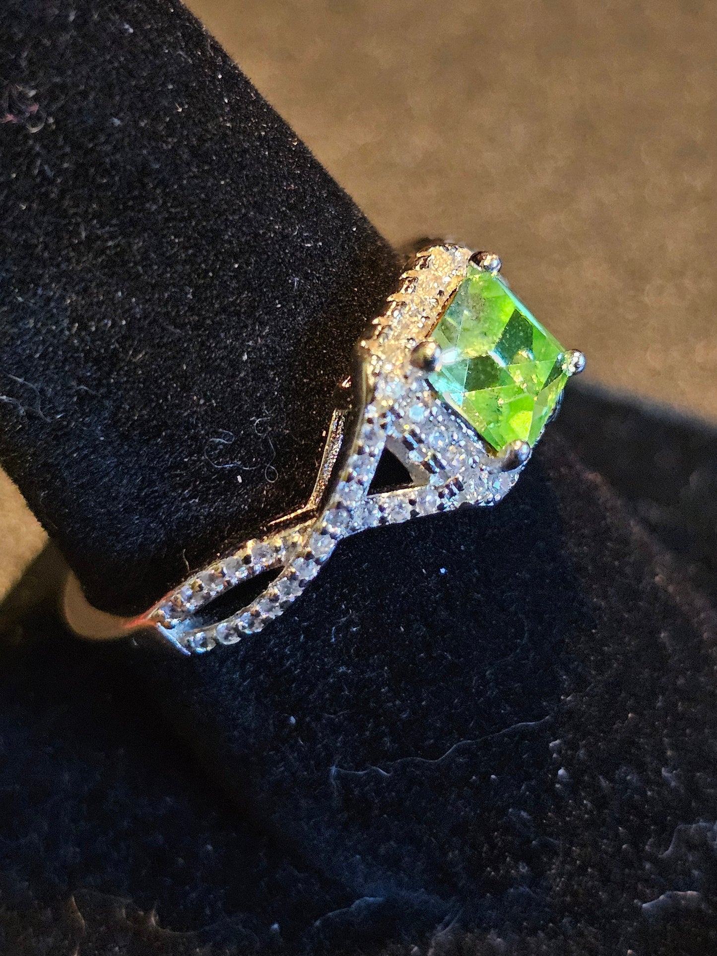 Bague en verre d'uranium taille princesse taille 9,5 en argent sterling neuf avec une pierre de verre d'uranium vintage qui brille sous la lumière noire / UV
