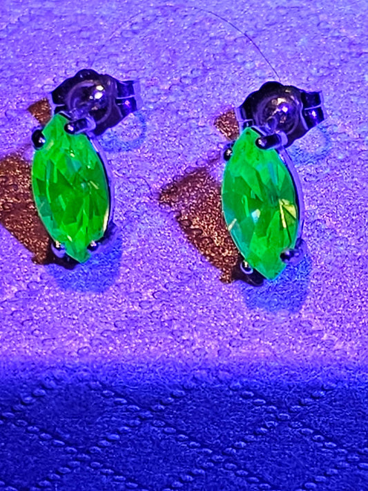 Boucles d'oreilles en verre d'uranium en argent sterling neuf avec pierres en verre d'uranium de taille chapiteau vintage de 10 x 5 ou 8 x 4 mm qui brillent sous la lumière noire/UV