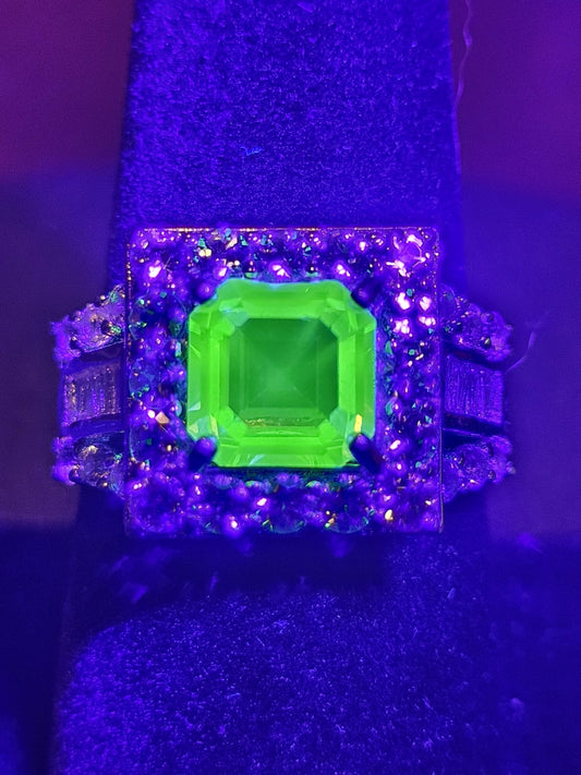 Bague en verre d'uranium taille Asscher taille 8,5 neuve en argent sterling grande pierre carrée vintage en verre d'uranium qui brille sous la lumière noire / UV