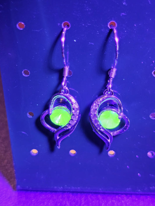 Boucles d'oreilles en verre d'uranium en argent sterling neuf avec pierres en verre d'uranium taille ovale vintage qui brillent sous la lumière noire/UV