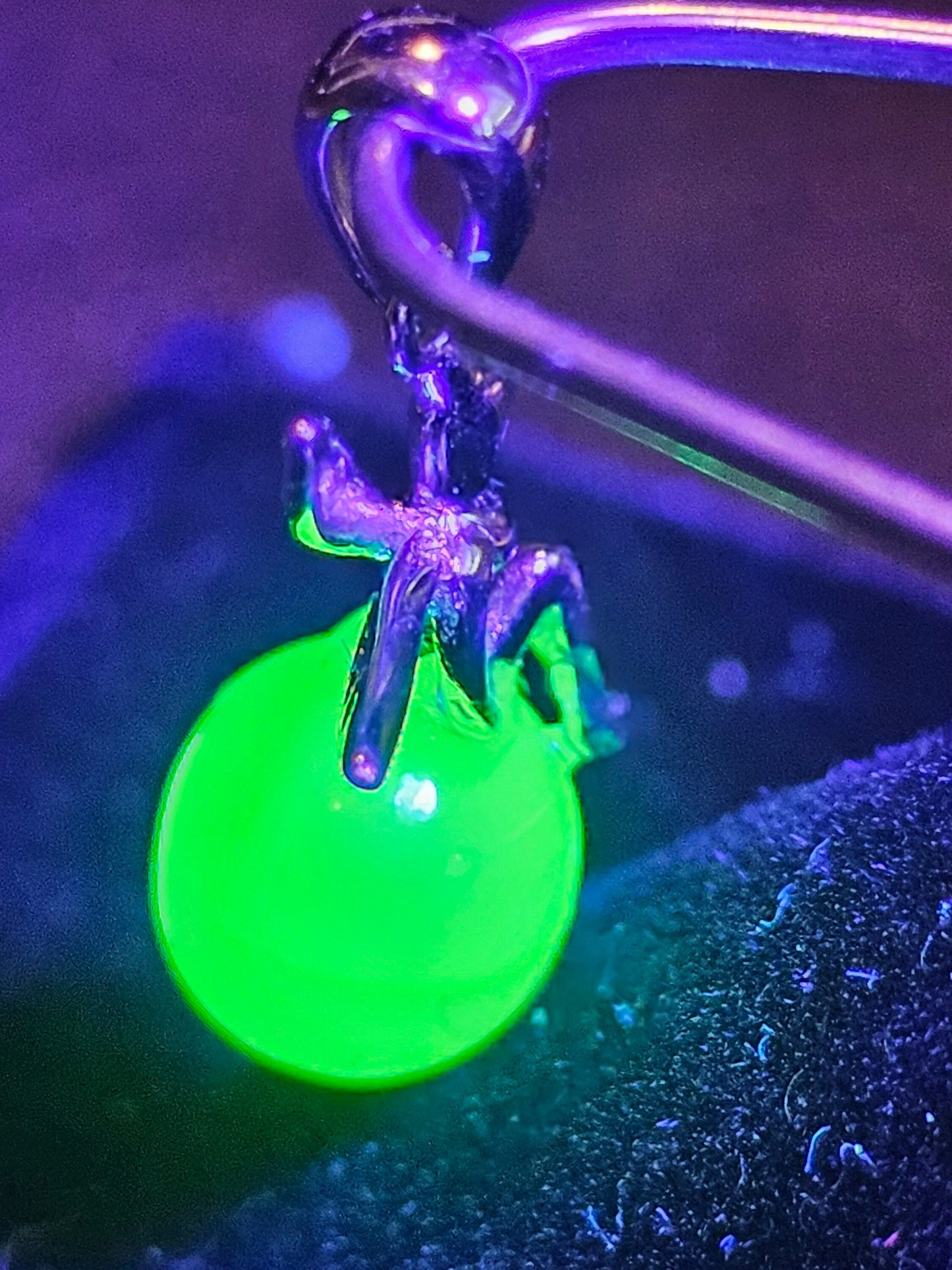 Pendentif en verre d'uranium dans un nouveau design de fée en argent sterling avec une perle vintage de 8 mm en verre d'uranium qui brille sous la lumière noire / UV