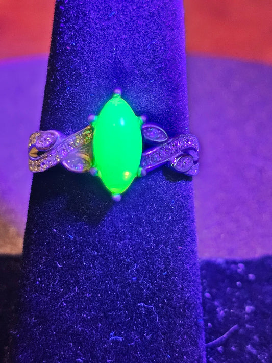 Bague en verre d'uranium taille marquise, tailles 6, 7, 8, 9 et 10, nouvelle pierre en verre d'uranium vintage en argent sterling qui brille sous la lumière noire / UV