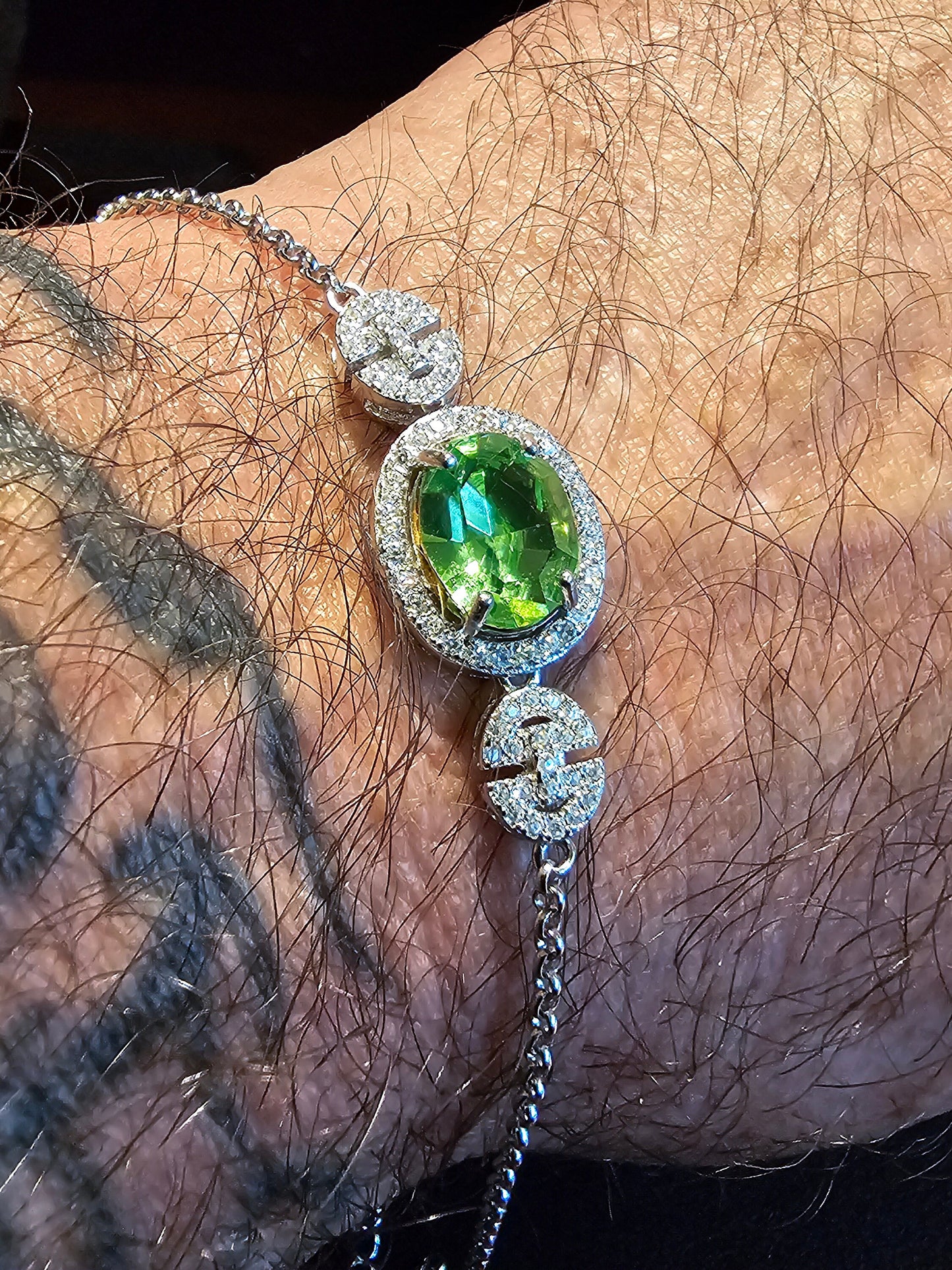 Bracelet en verre d'uranium neuf en argent sterling avec une pierre ovale en verre d'uranium vintage qui brille sous la lumière noire / UV