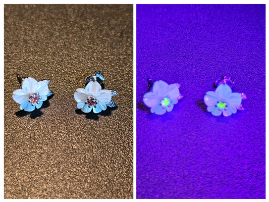 Boucles d'oreilles en verre d'uranium en argent sterling, motif floral avec pierres en verre d'uranium rose vintage, brille sous la lumière noire/UV