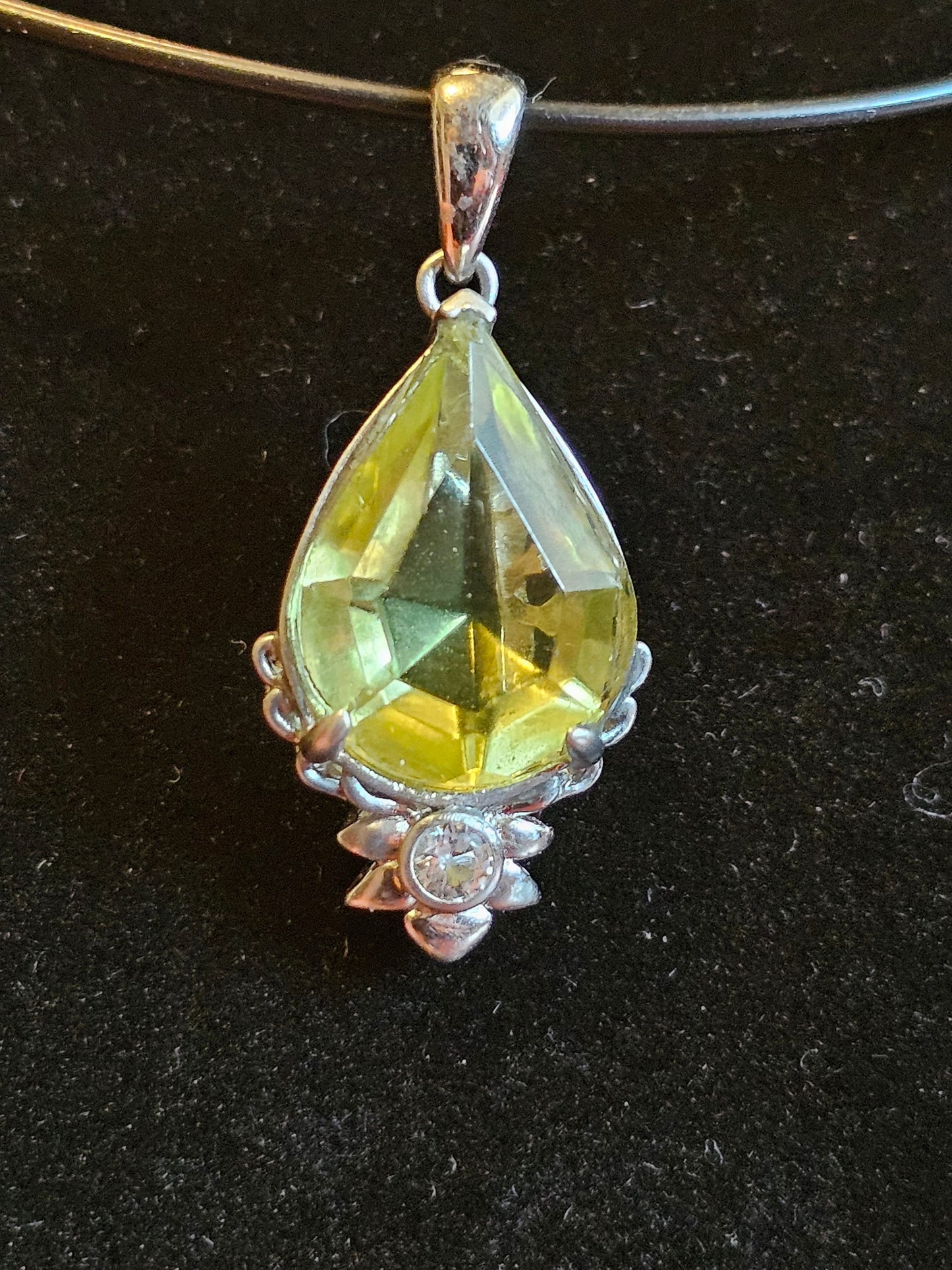 Pendentif en verre d'uranium en argent sterling neuf avec une grande pierre de verre d'uranium vintage taille poire de 18 x 13 mm qui brille sous la lumière noire / UV