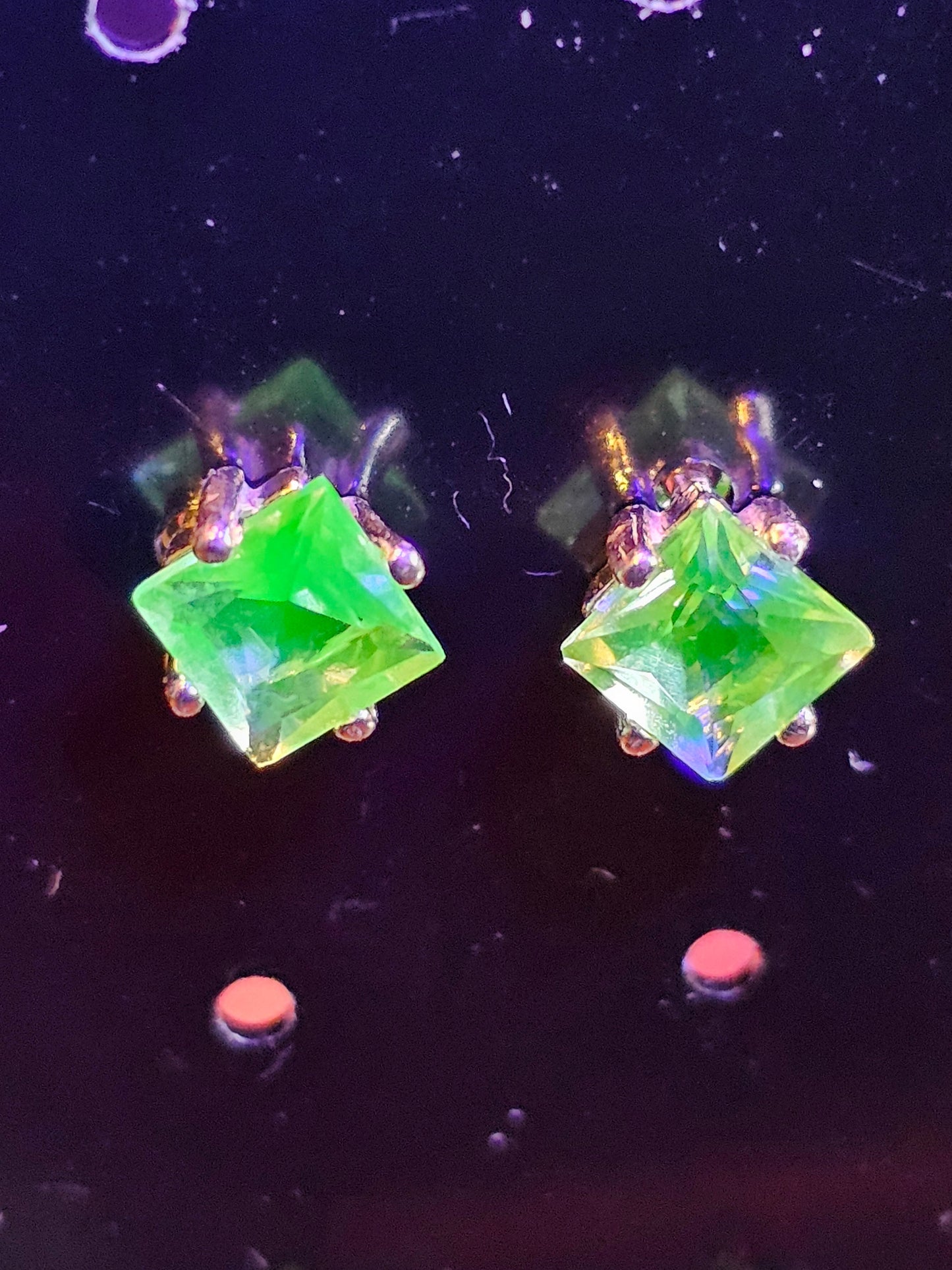Boucles d'oreilles en verre d'uranium en argent sterling avec pierres de taille princesse en verre d'uranium recyclé vintage de 5 mm qui brillent sous la lumière noire/UV