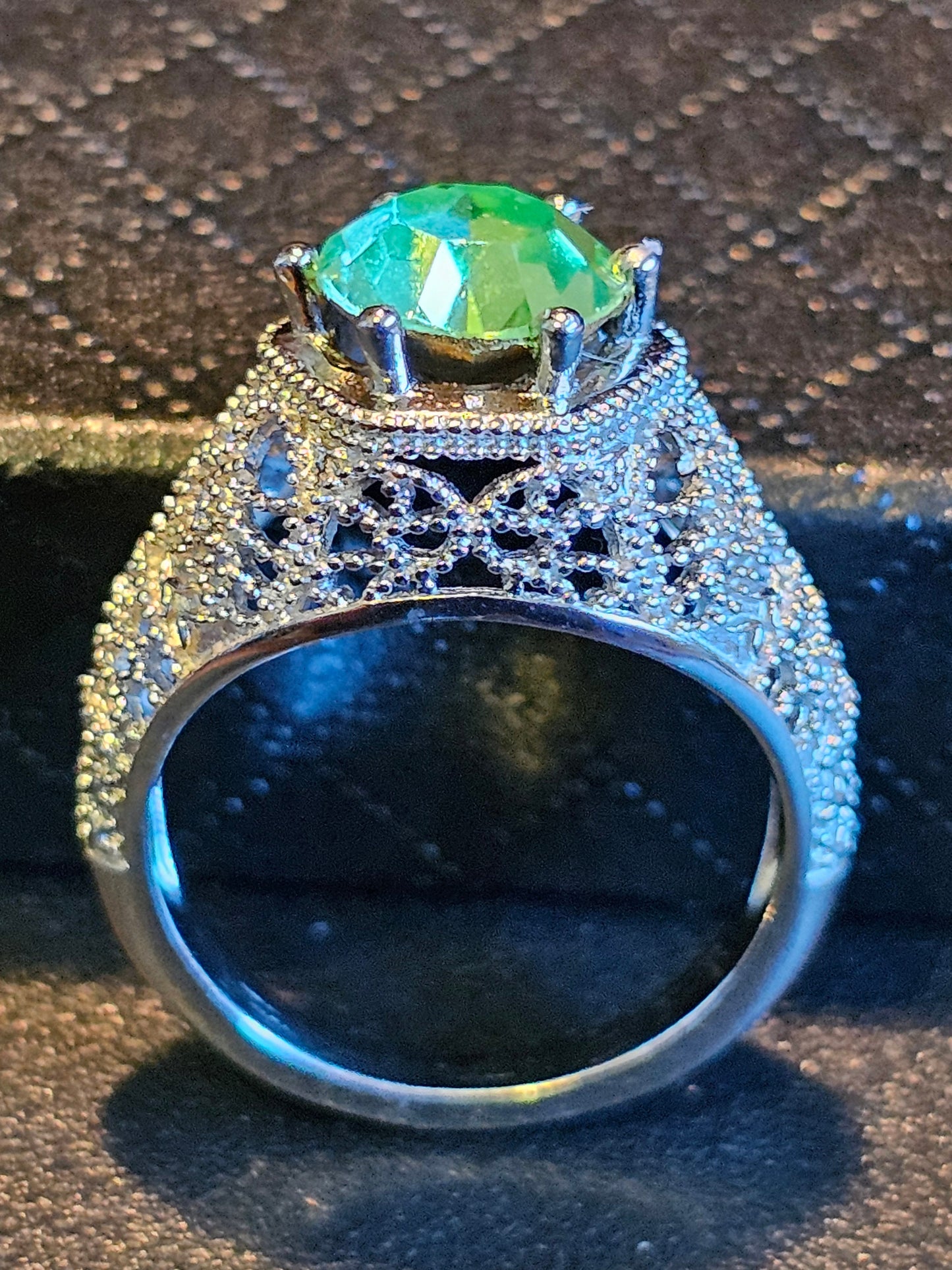 Bague en verre d'uranium taille ronde filigrane taille 7 en argent sterling neuf avec pierre de verre d'uranium de 8 mm qui brille sous la lumière noire / UV