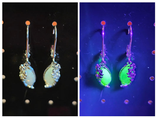 Boucles d'oreilles en argent sterling taille marquise en verre d'uranium avec pierres de couleur opale taille chapiteau en verre d'uranium vintage, brillent sous la lumière noire/UV