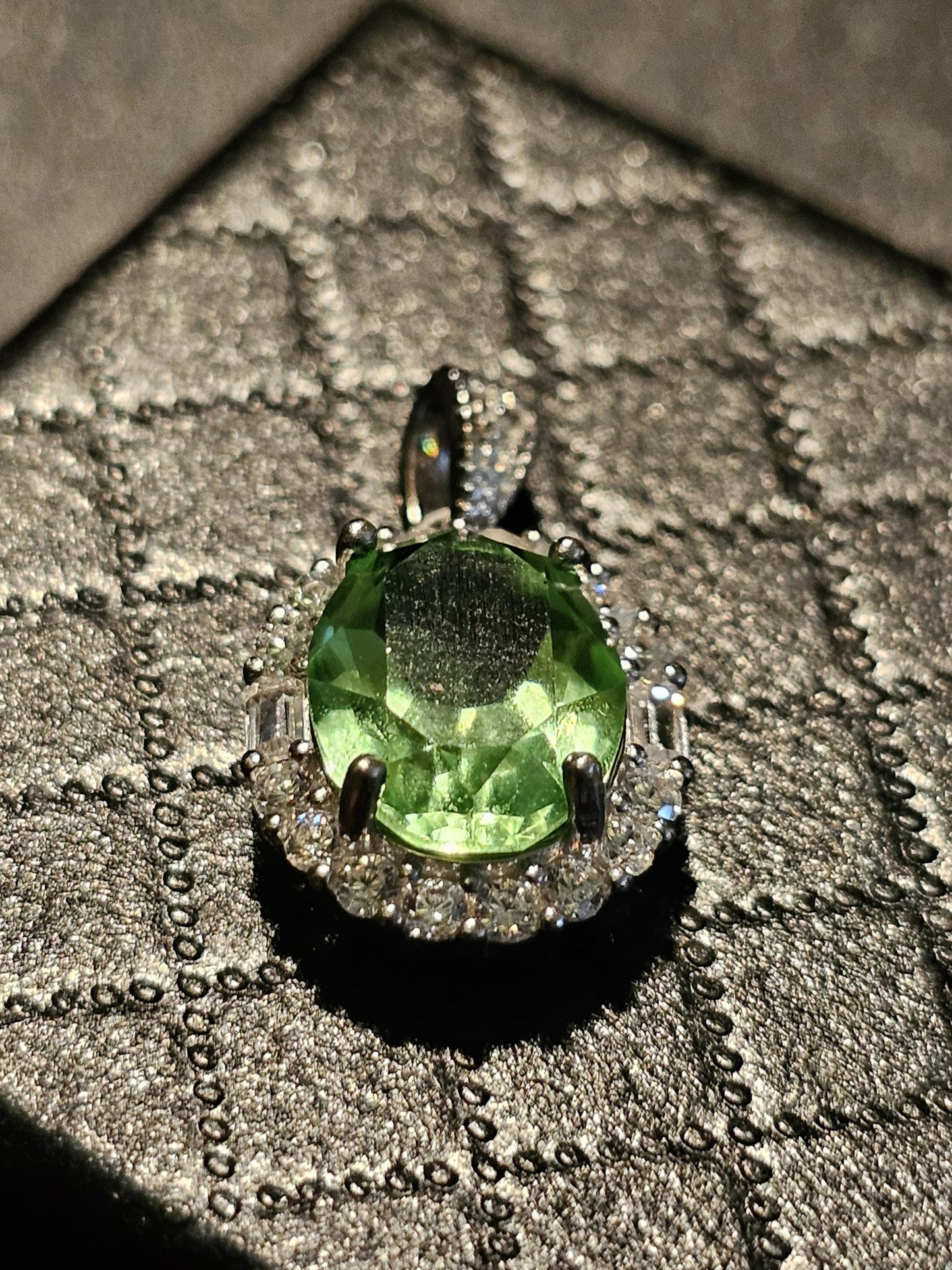 Pendentif en verre d'uranium dans un nouveau cadre en argent sterling avec une pierre de verre d'uranium taille ovale vintage de 10 x 8 mm qui brille sous la lumière noire / UV