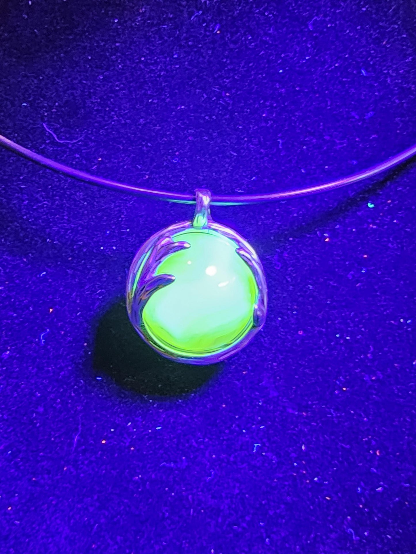 Pendentifs en verre d'uranium en argent sterling neuf avec des billes de verre d'uranium rondes vintage de 14 à 16 mm qui brillent sous la lumière noire / UV