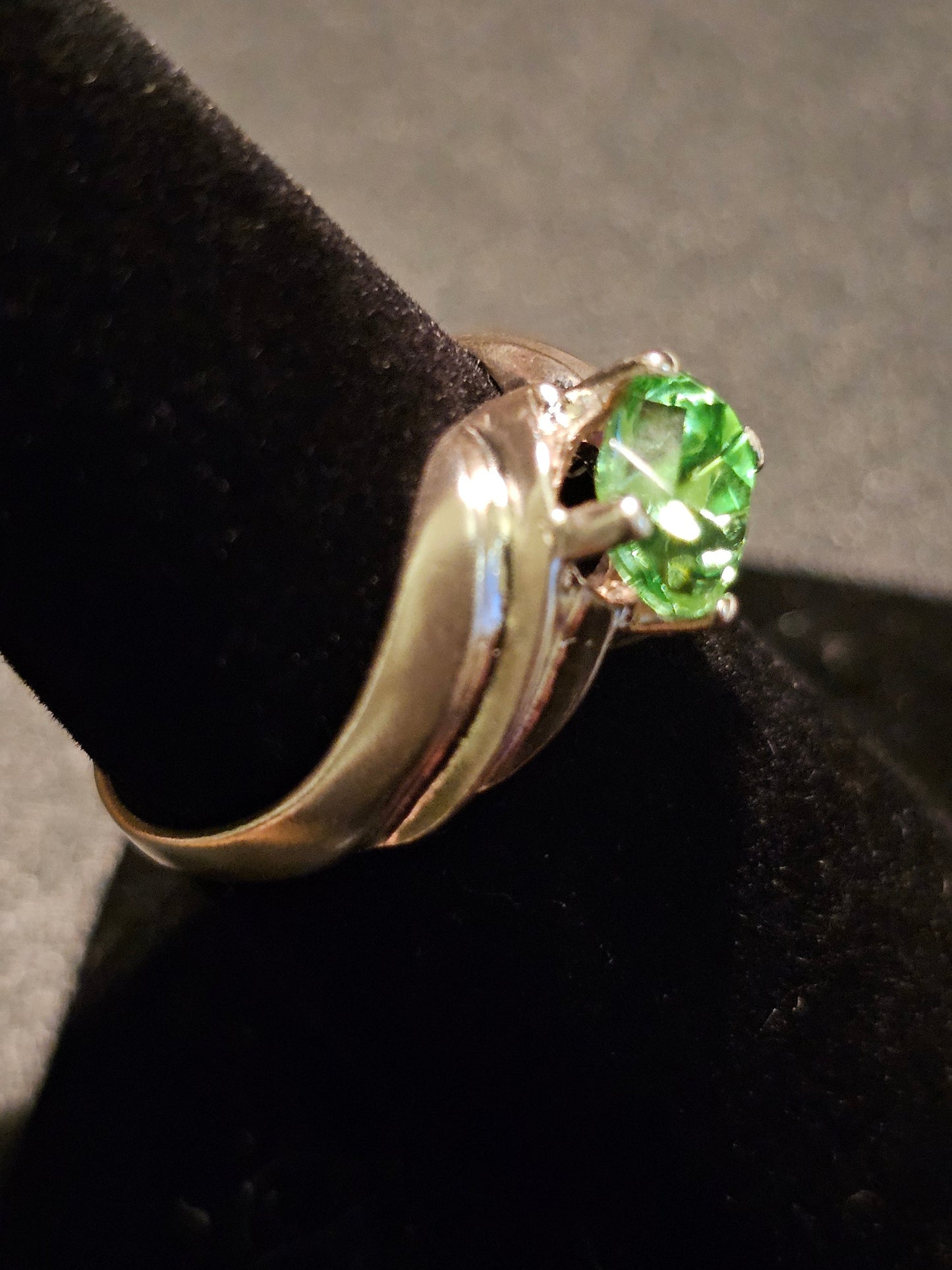 Uranglas-Ring im Ovalschliff, Größe 7,5, neues Sterlingsilber mit einem Vintage-Uranglasstein, der unter Schwarzlicht/UV-Licht leuchtet