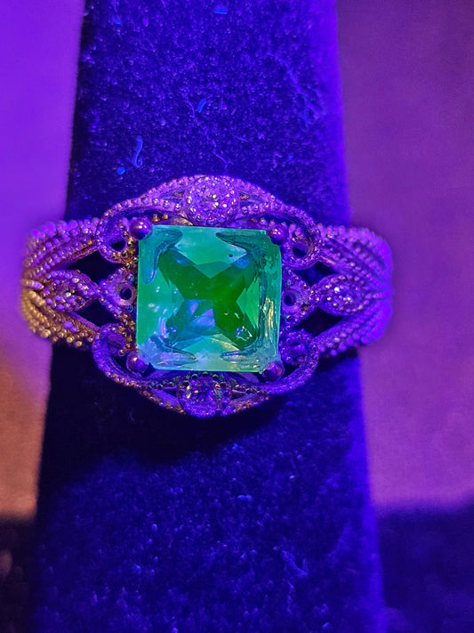 Bague en verre d'uranium taille princesse taille 6 en argent sterling neuf avec pierre en verre d'uranium transparente rénovée qui brille sous la lumière noire / UV