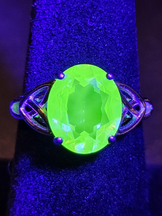 Ring im Stil eines keltischen Knotens im ovalen Uranglasschliff in Größe 6, 7, 8 oder 9. Sterlingsilber mit einem Vintage-Uranglasstein, der unter Schwarzlicht/UV-Licht leuchtet.