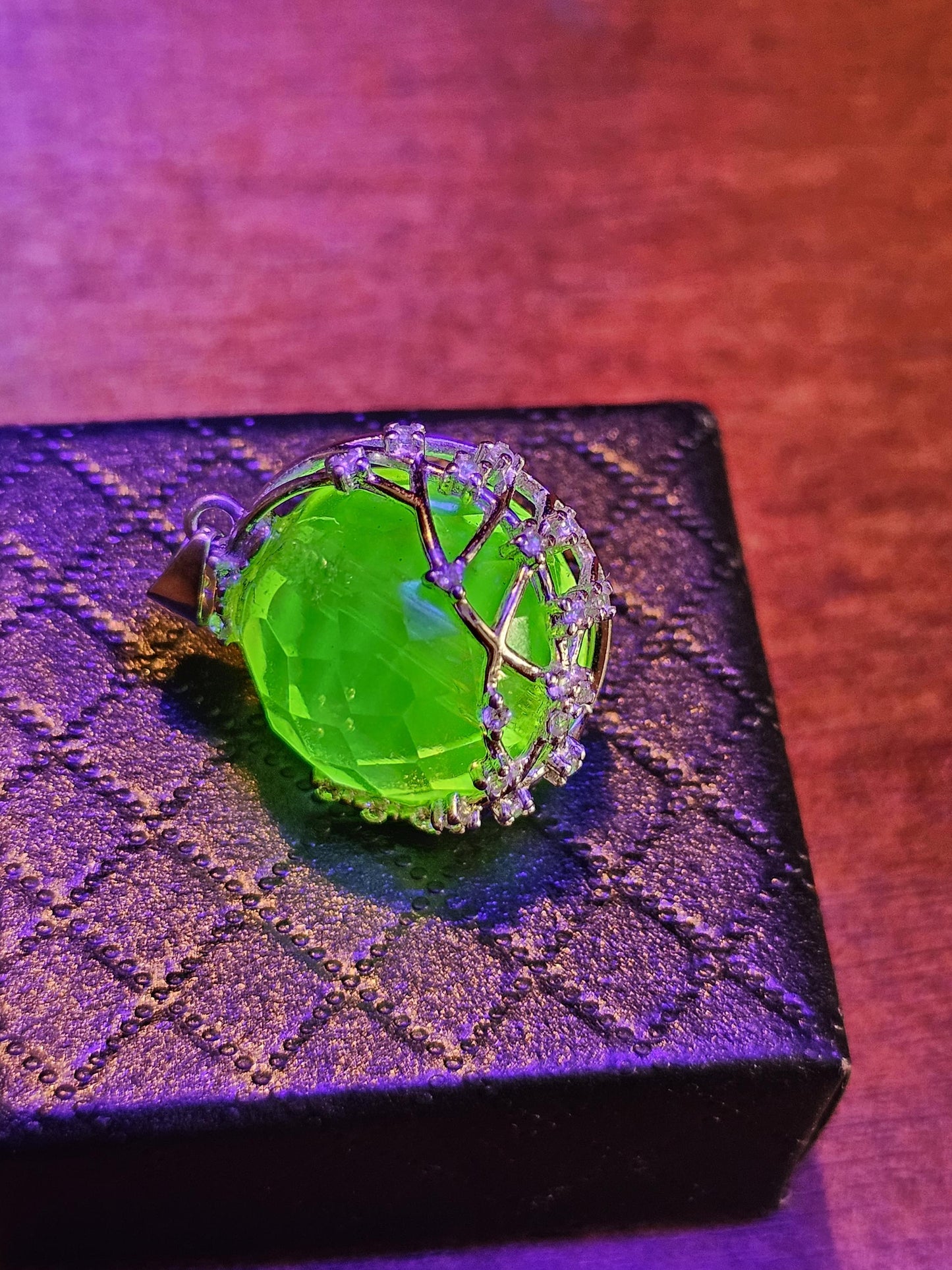 Pendentif en verre d'uranium en argent sterling neuf avec une énorme perle ronde en verre d'uranium tchécoslovaque de 16 mm qui brille sous la lumière noire / UV