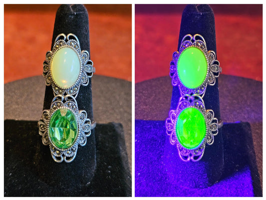 Bague réglable en verre d'uranium dans un nouveau style vintage en argent sterling avec une grande pierre ovale en verre d'uranium vintage qui brille sous la lumière noire / UV