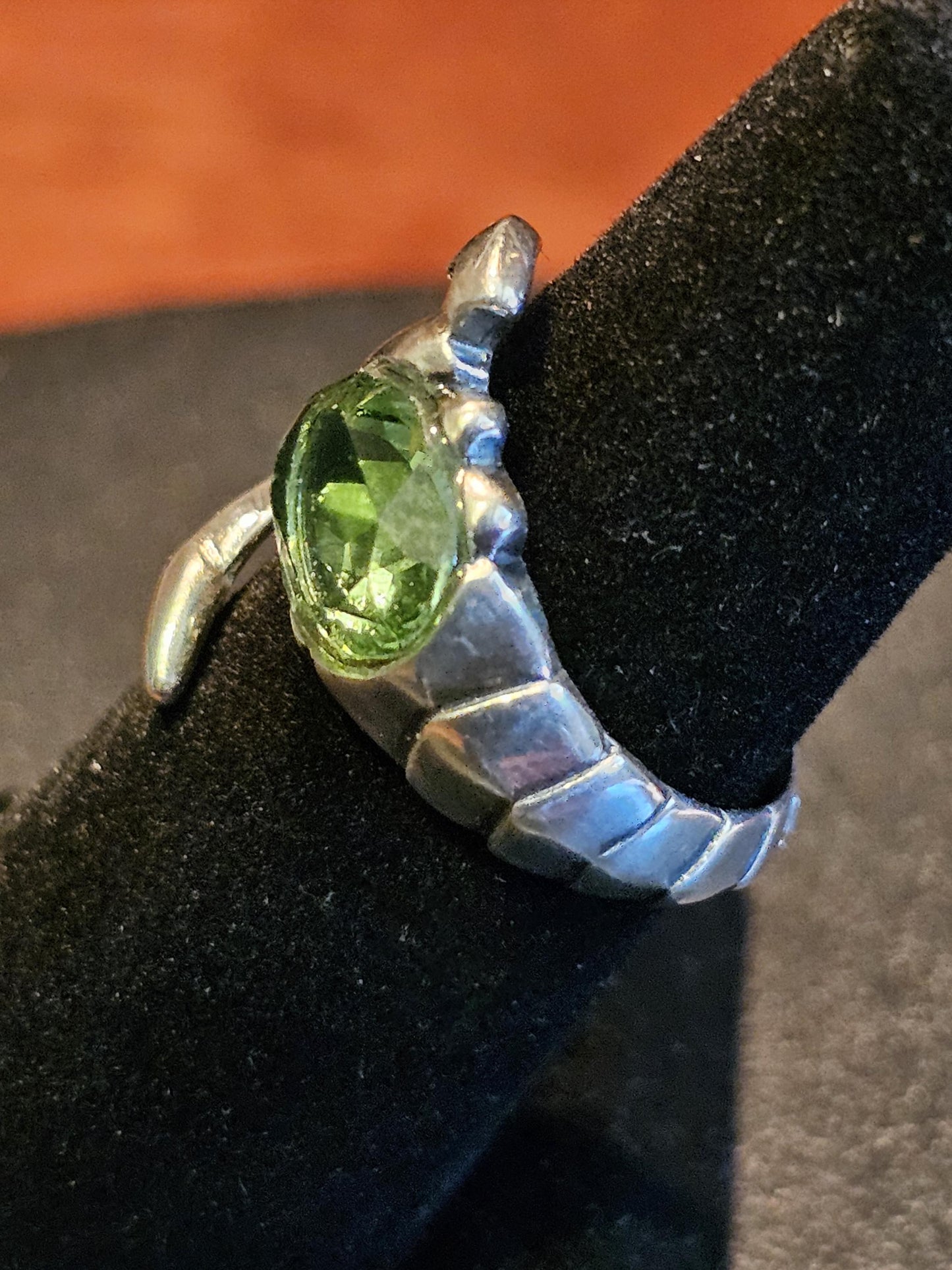 Uranglas-Skorpionring, verstellbar, aus neuem Sterlingsilber mit einem oval geschliffenen Uranglasstein im Vintage-Stil, der unter Schwarzlicht/UV-Licht leuchtet