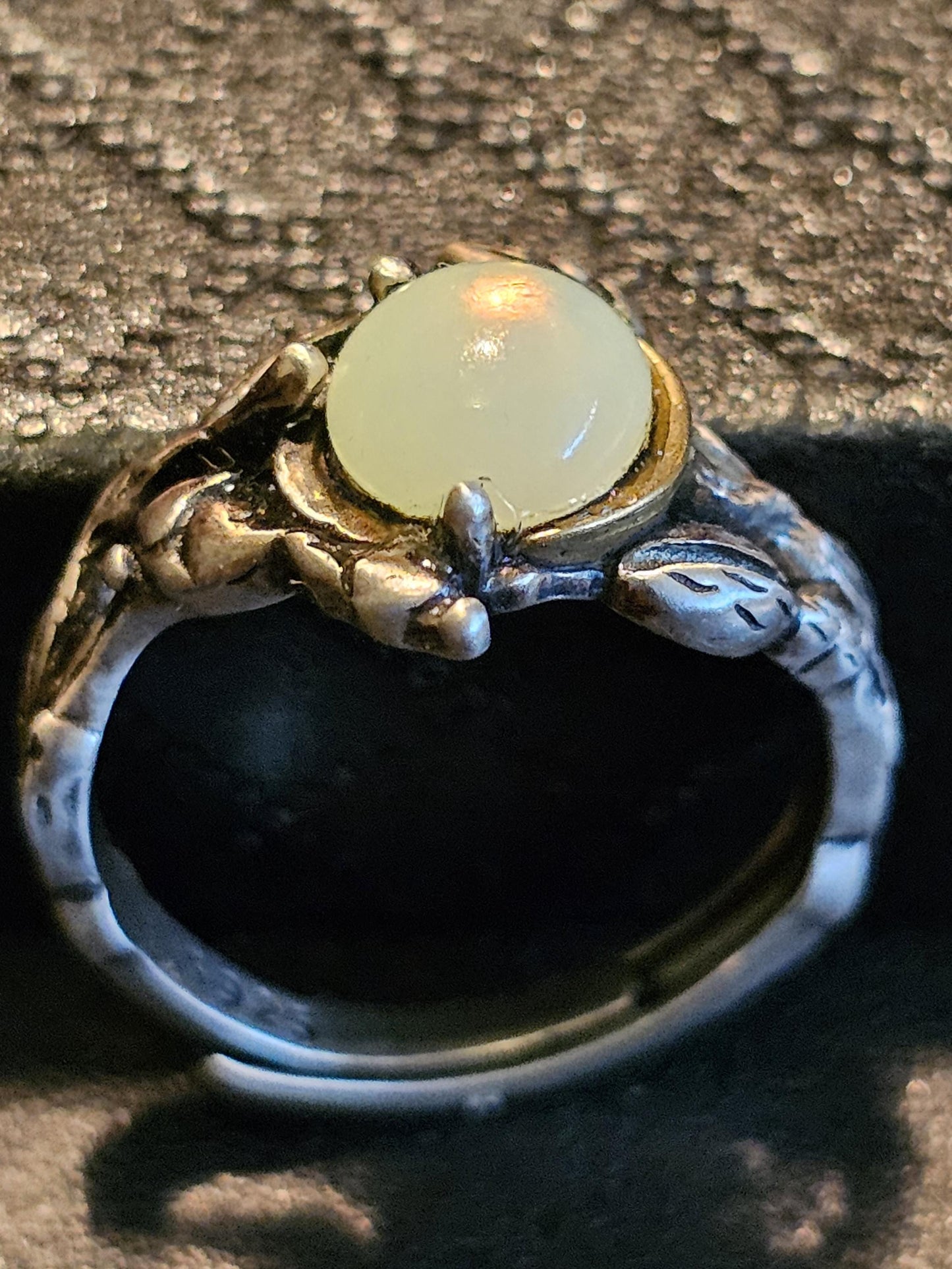 Bague réglable en verre d'uranium en argent sterling avec motif de feuilles et de branches et pierre ronde en verre d'uranium vintage qui brille sous la lumière noire / UV