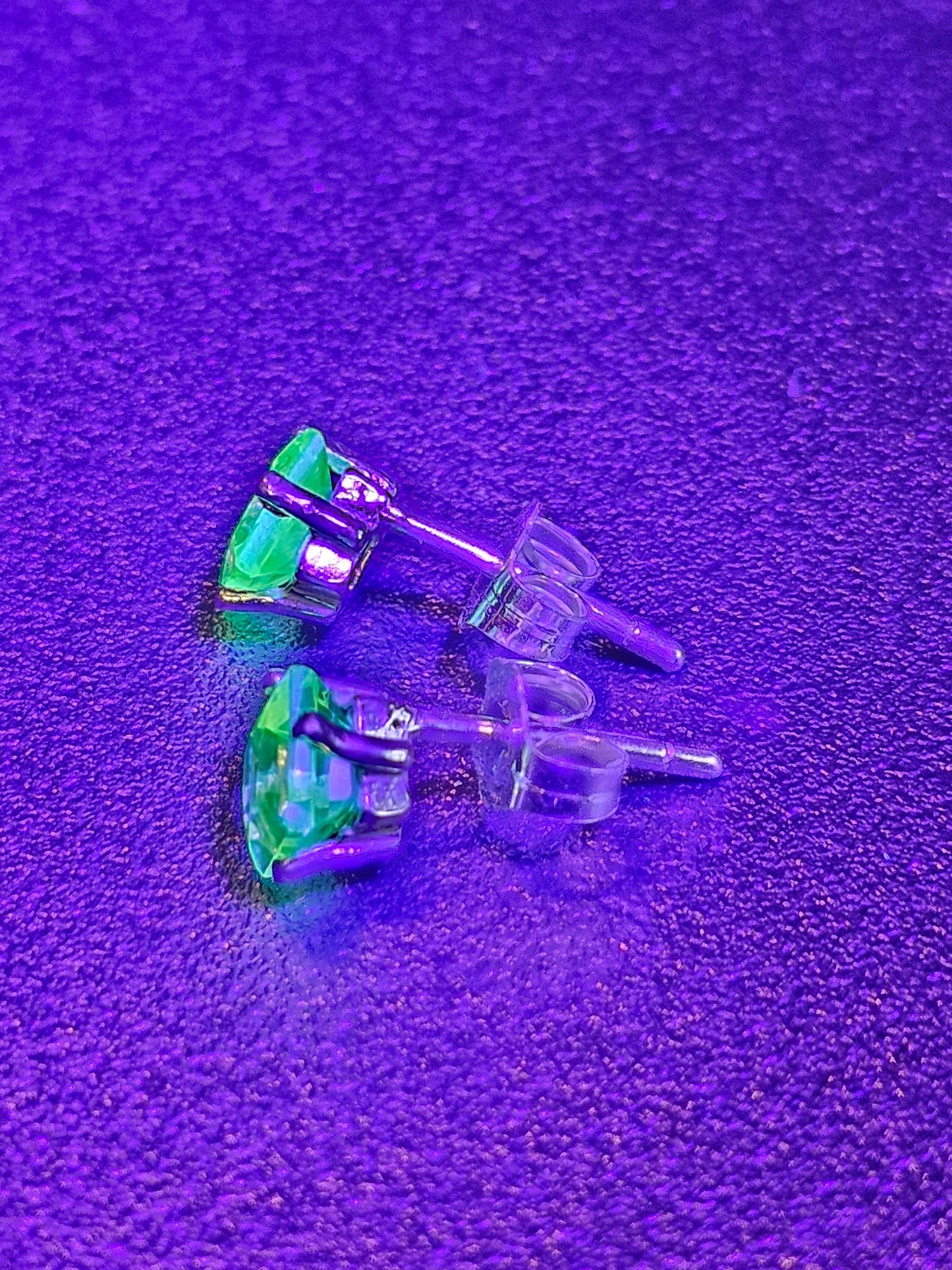 Boucles d'oreilles en verre d'uranium en argent sterling avec pierres de taille princesse en verre d'uranium recyclé vintage de 5 mm qui brillent sous la lumière noire/UV