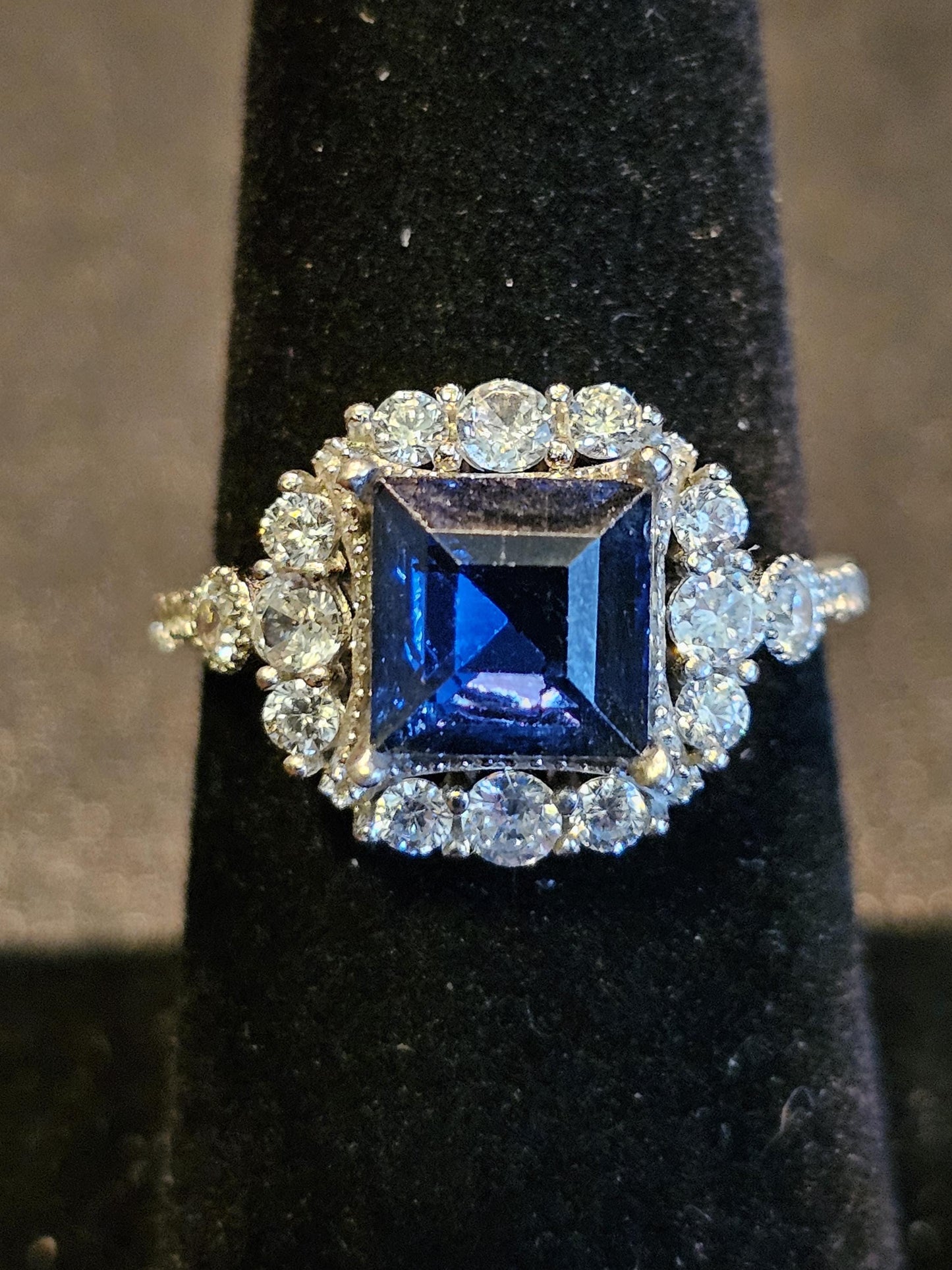 Bague en verre d'uranium taille princesse taille 6, 7, 8 en argent sterling de style halo avec une pierre de verre d'uranium bleu rare qui brille sous la lumière noire / UV