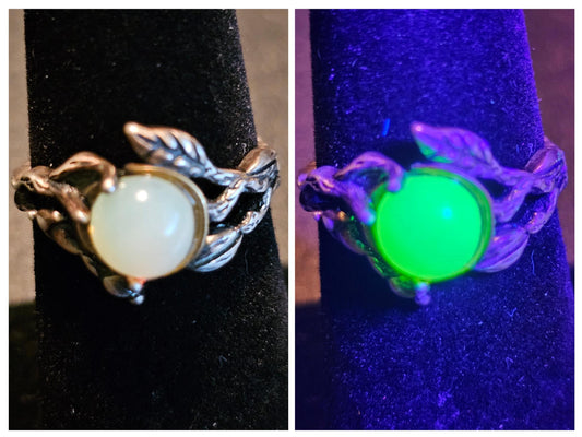 Bague réglable en verre d'uranium en argent sterling avec motif de feuilles et de branches et pierre ronde en verre d'uranium vintage qui brille sous la lumière noire / UV