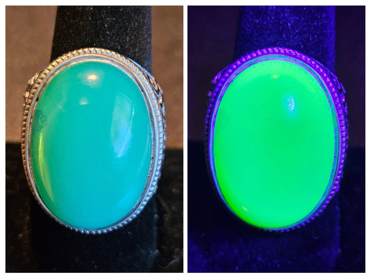 Bague homme en verre d'uranium réglable avec pierre cabochon en verre d'uranium vintage de 18 x 13 mm de couleur opale qui brille sous la lumière noire / UV